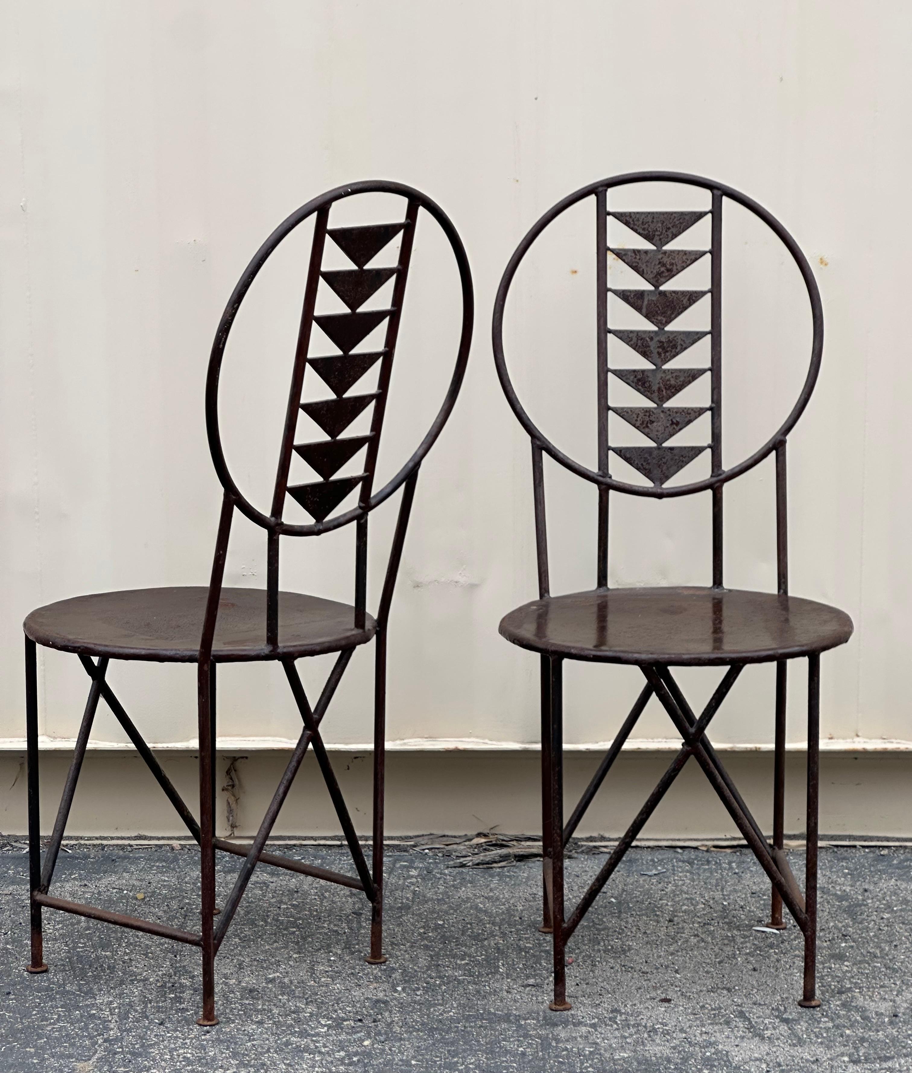 Pareja de sillas de hierro forjado  al estilo de la Silla Midway de Frank Lloyd Wright siglo XX en venta
