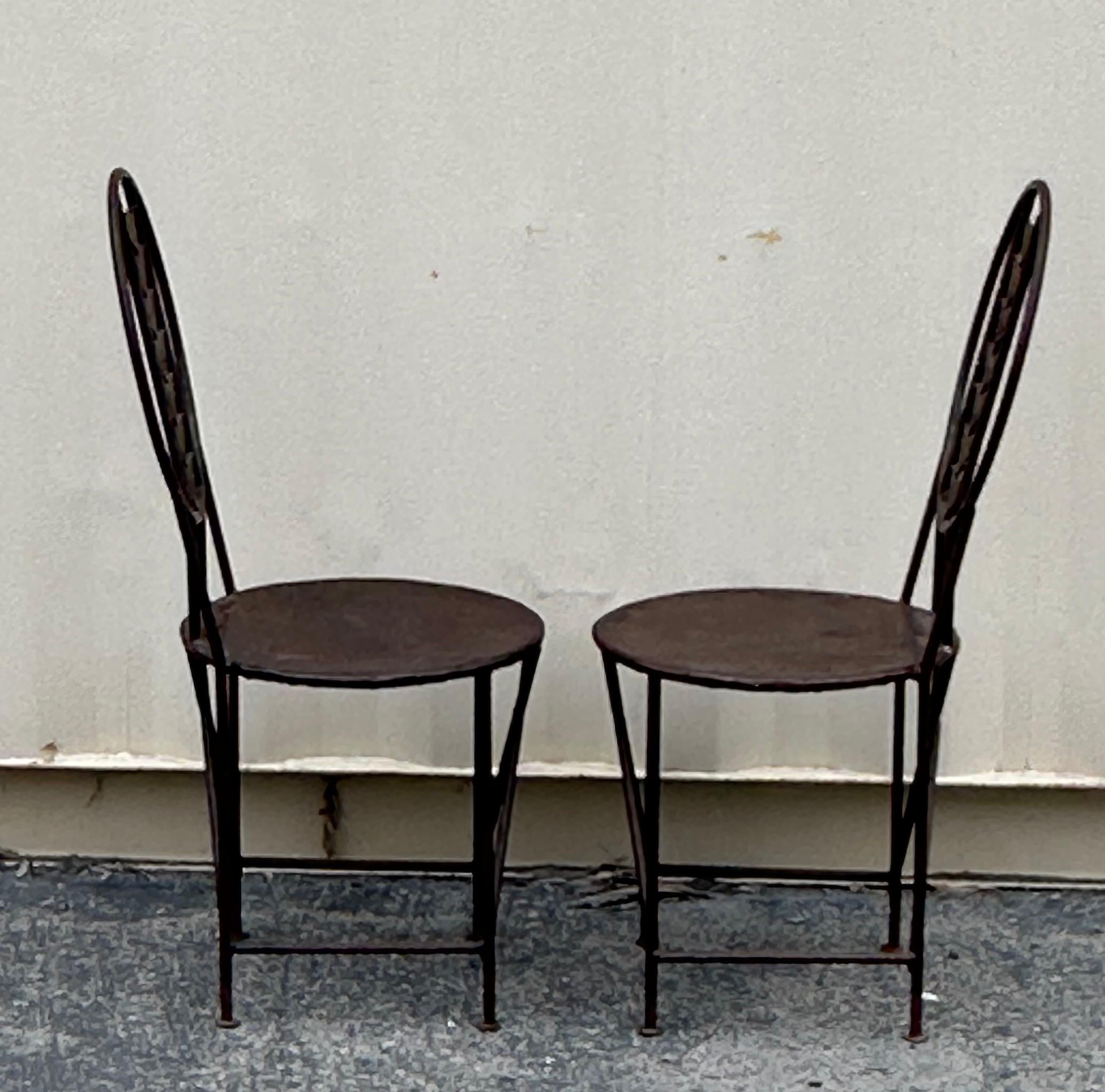 Pareja de sillas de hierro forjado  al estilo de la Silla Midway de Frank Lloyd Wright Hierro forjado en venta
