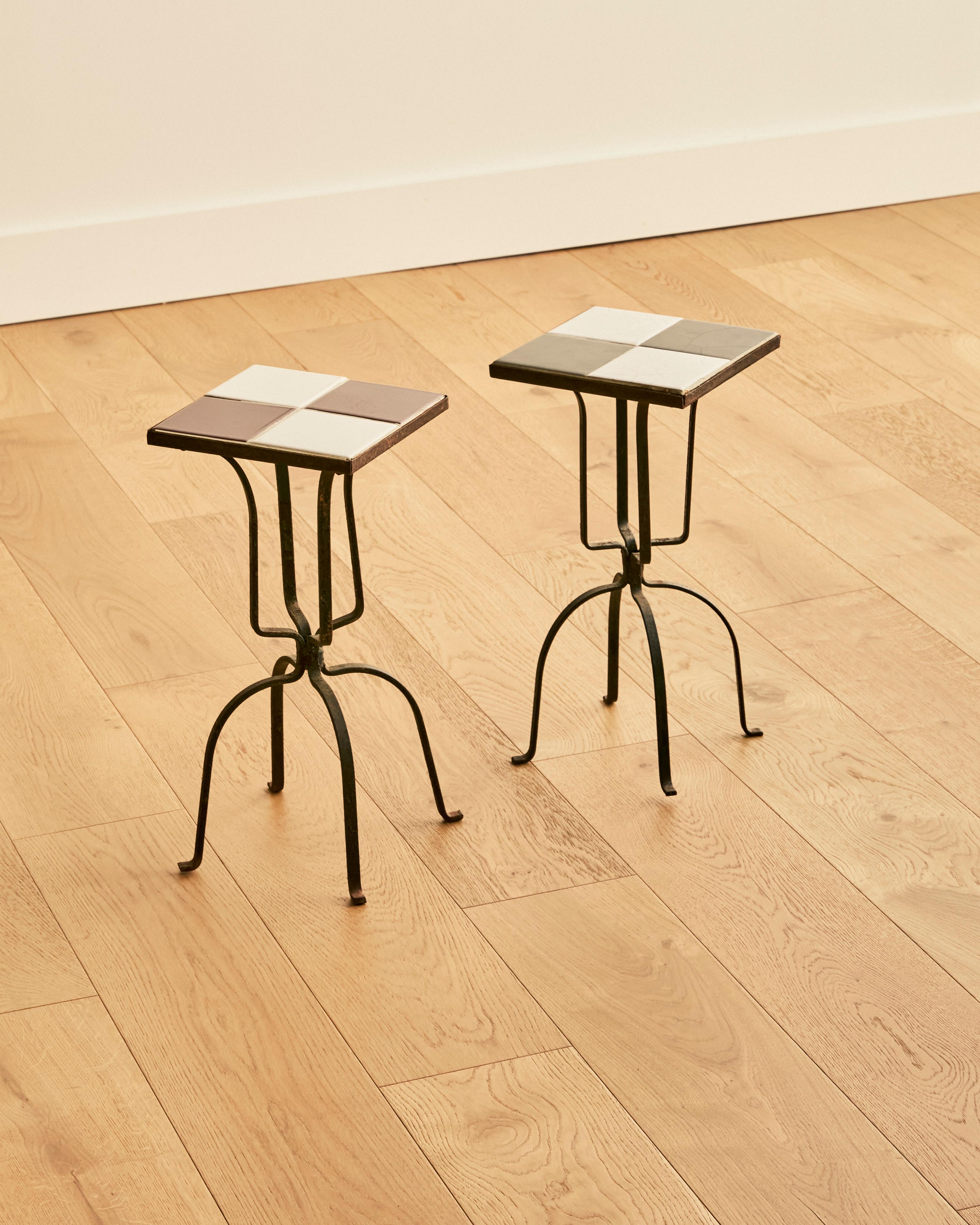 Paire de tables d'appoint en fer forgé à carreaux Bon état - En vente à Long Island City, NY