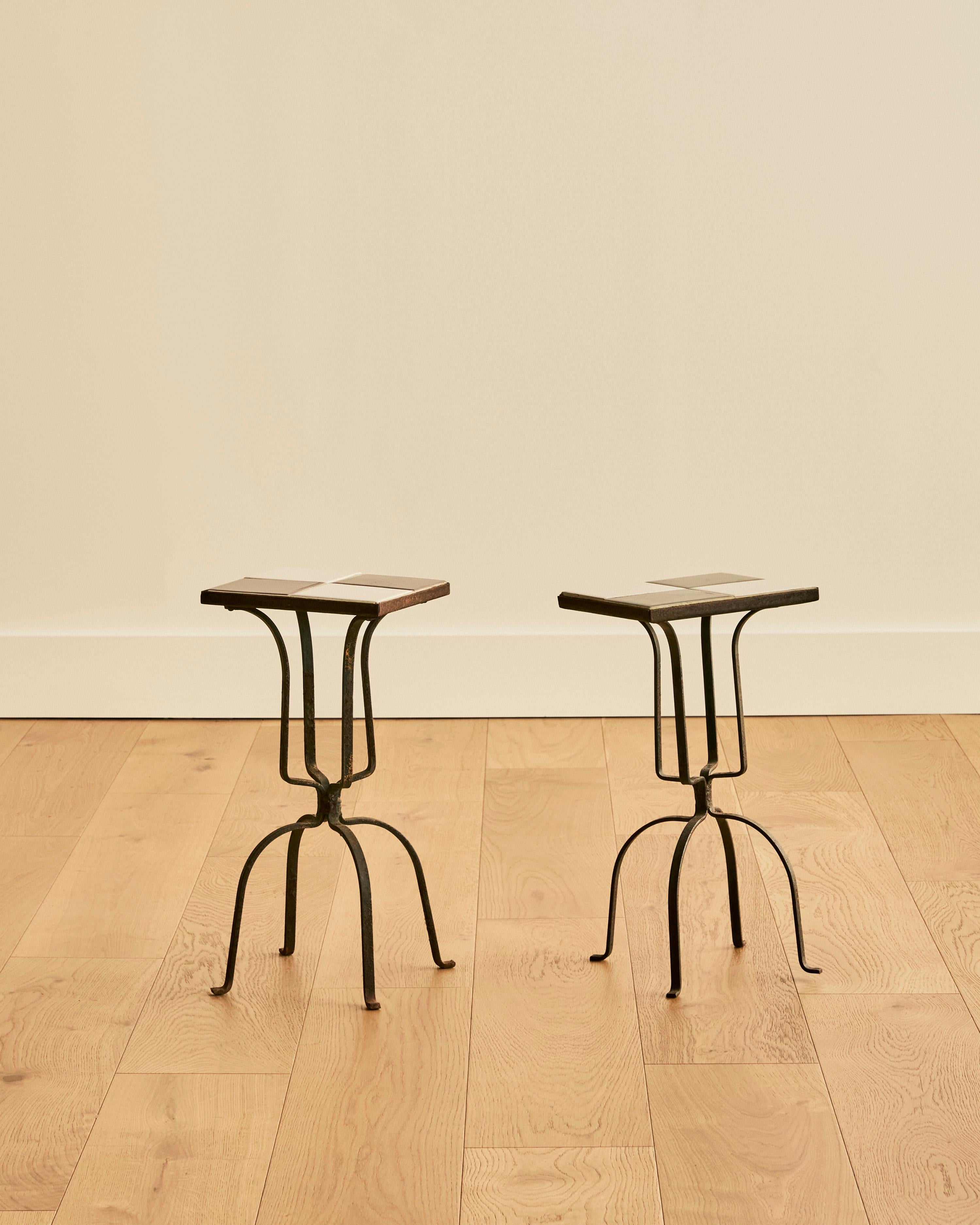 20ième siècle Paire de tables d'appoint en fer forgé à carreaux en vente