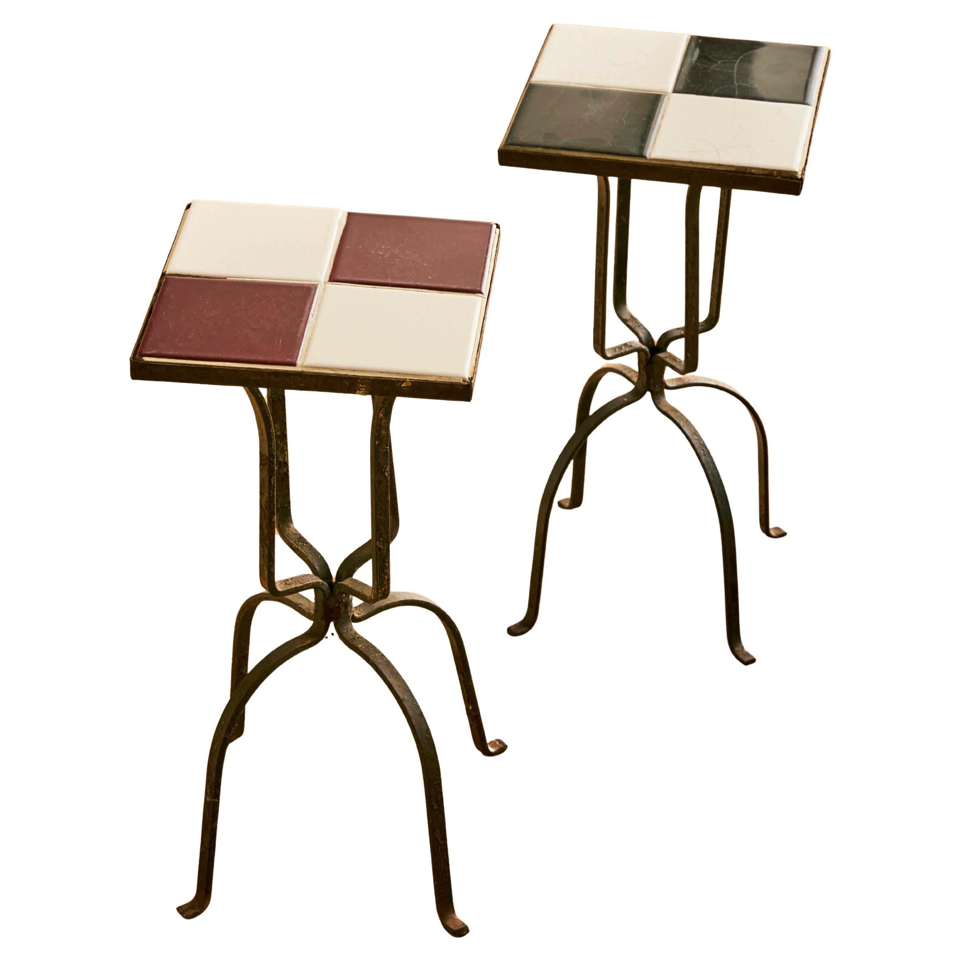 Paire de tables d'appoint en fer forgé à carreaux en vente