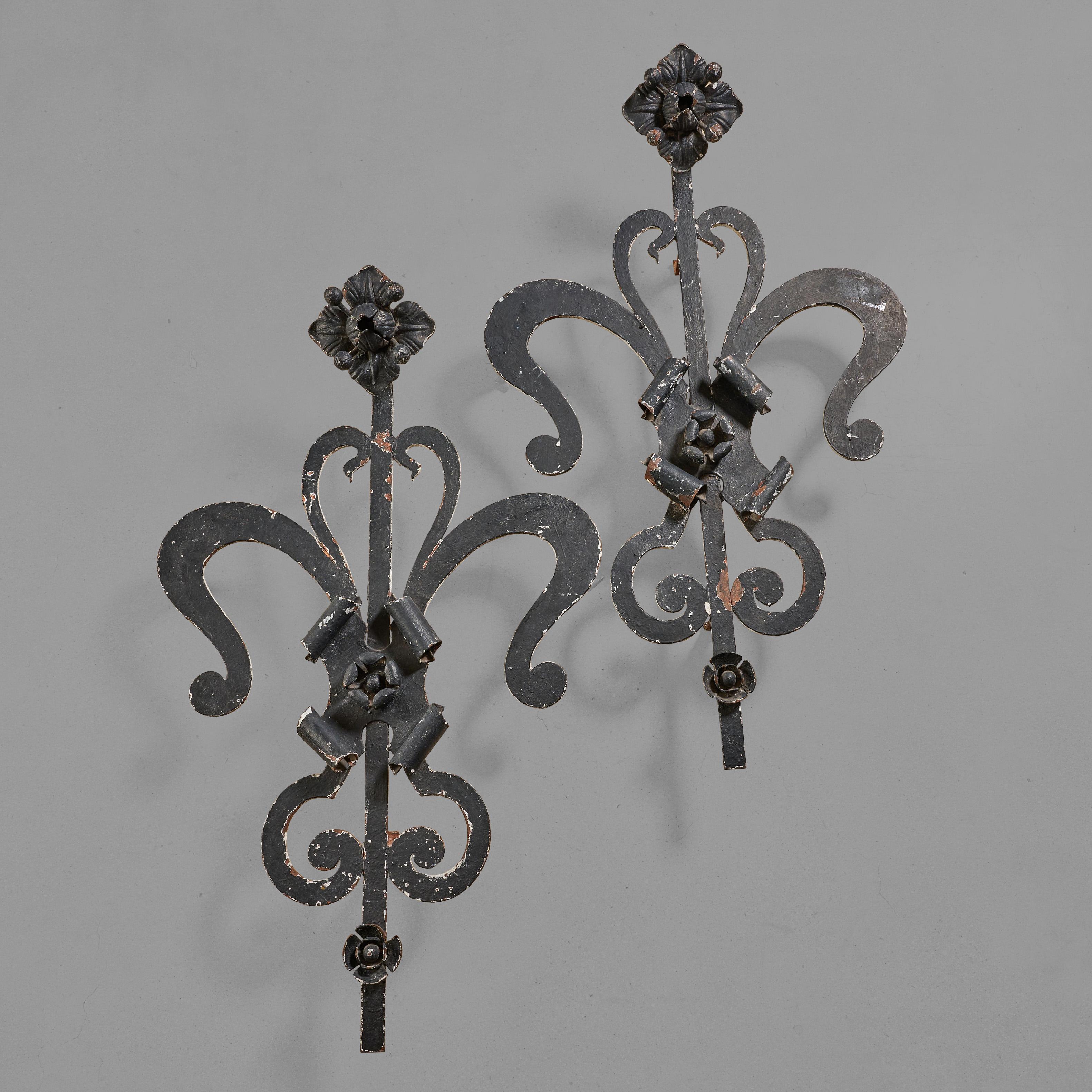 Pair of Wrought Iron Decorative Facade Ornaments In Good Condition For Sale In Chicago, IL