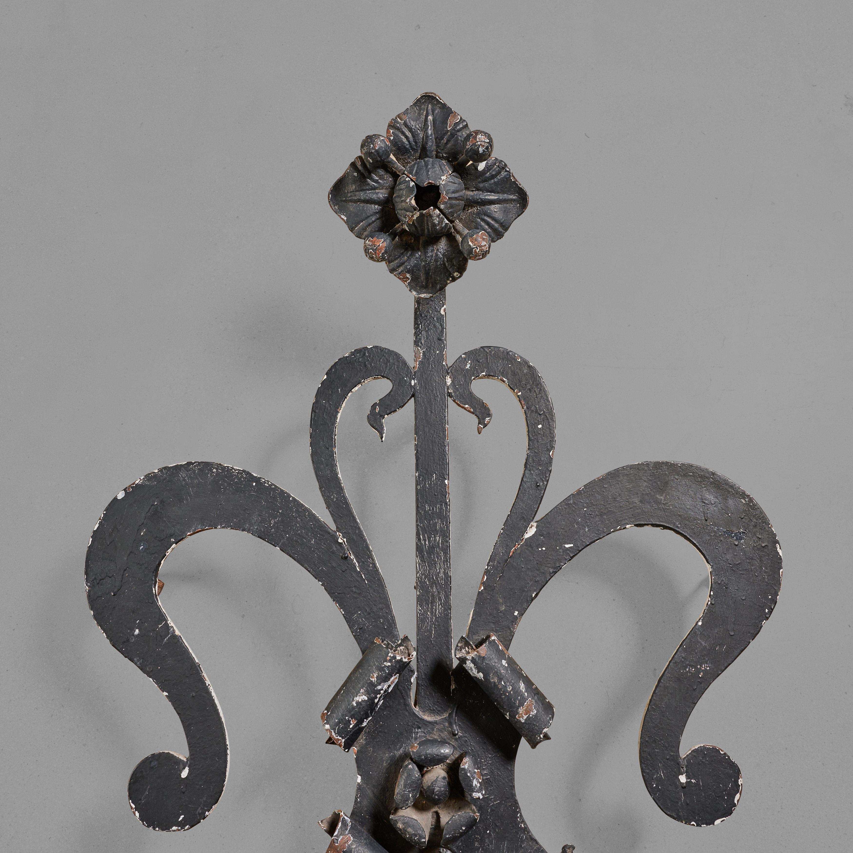 Early 20th Century Pair of Wrought Iron Decorative Facade Ornaments For Sale