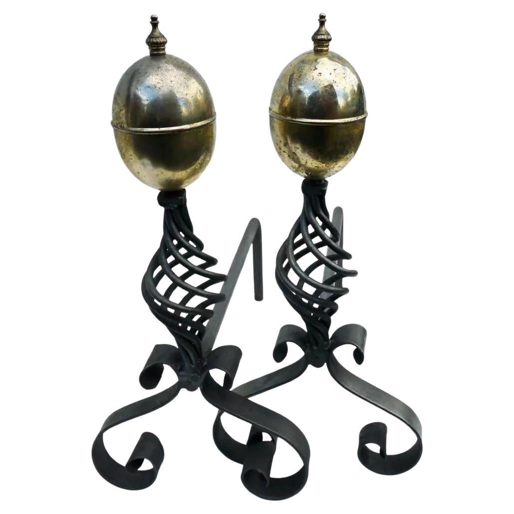 Chiens de feu torsadés en fer forgé fait main Vintage 
Paire originale avec pièces et articulations forgées à la main, montée par une paire de glands en laiton.

Chacun : 23 cm de large x 44,5 cm de profondeur x 46 cm de hauteur.