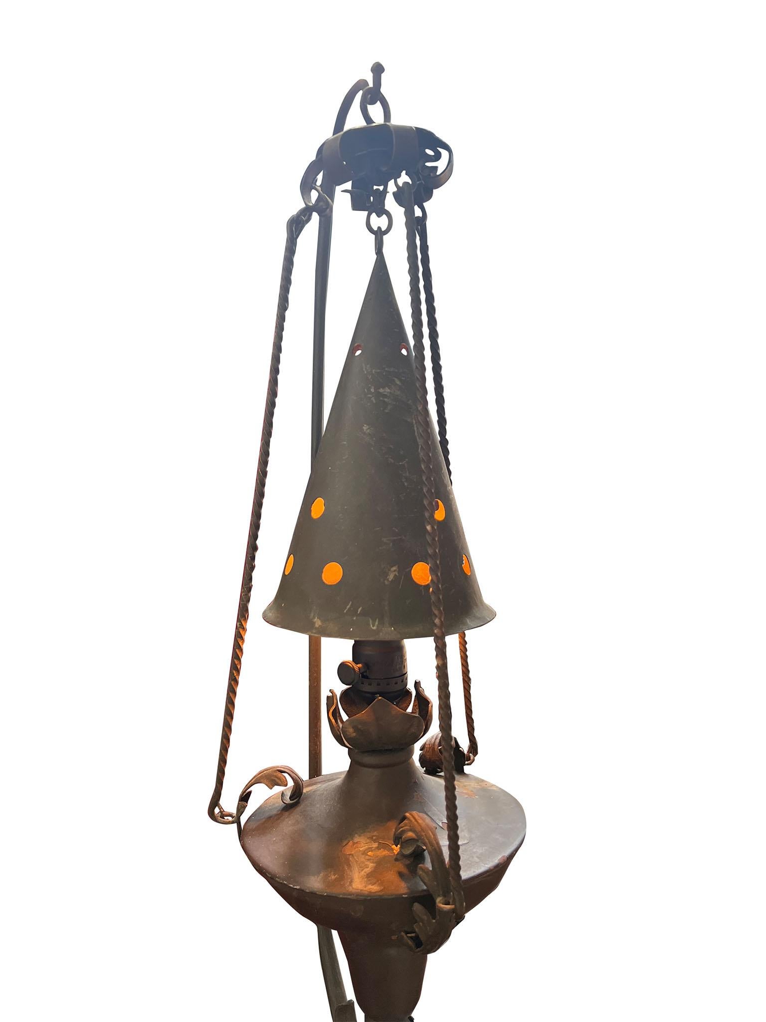 Skurriles Paar Stehlampen aus Schmiedeeisen, das dem Schmiedemeister Samuel Yellin zugeschrieben wird. Das Paar Stehlampen besteht aus zwei Teilen: einer hängenden Laterne mit funktionaler Verkabelung und Masten, die wie gewundene Ranken aussehen.