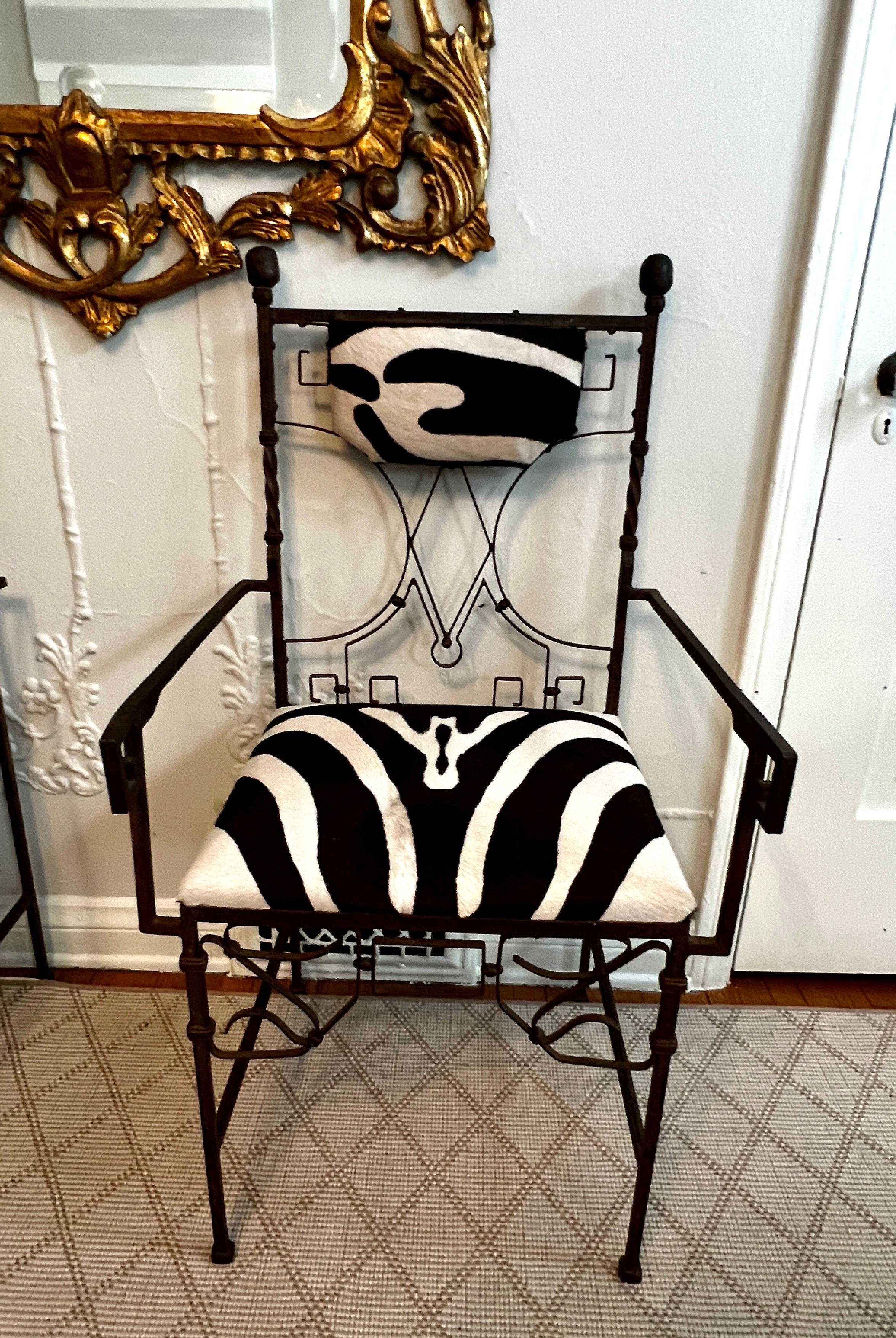 Paar schmiedeeiserne französische Art-Déco-Stühle mit Zebradruck im Angebot 3