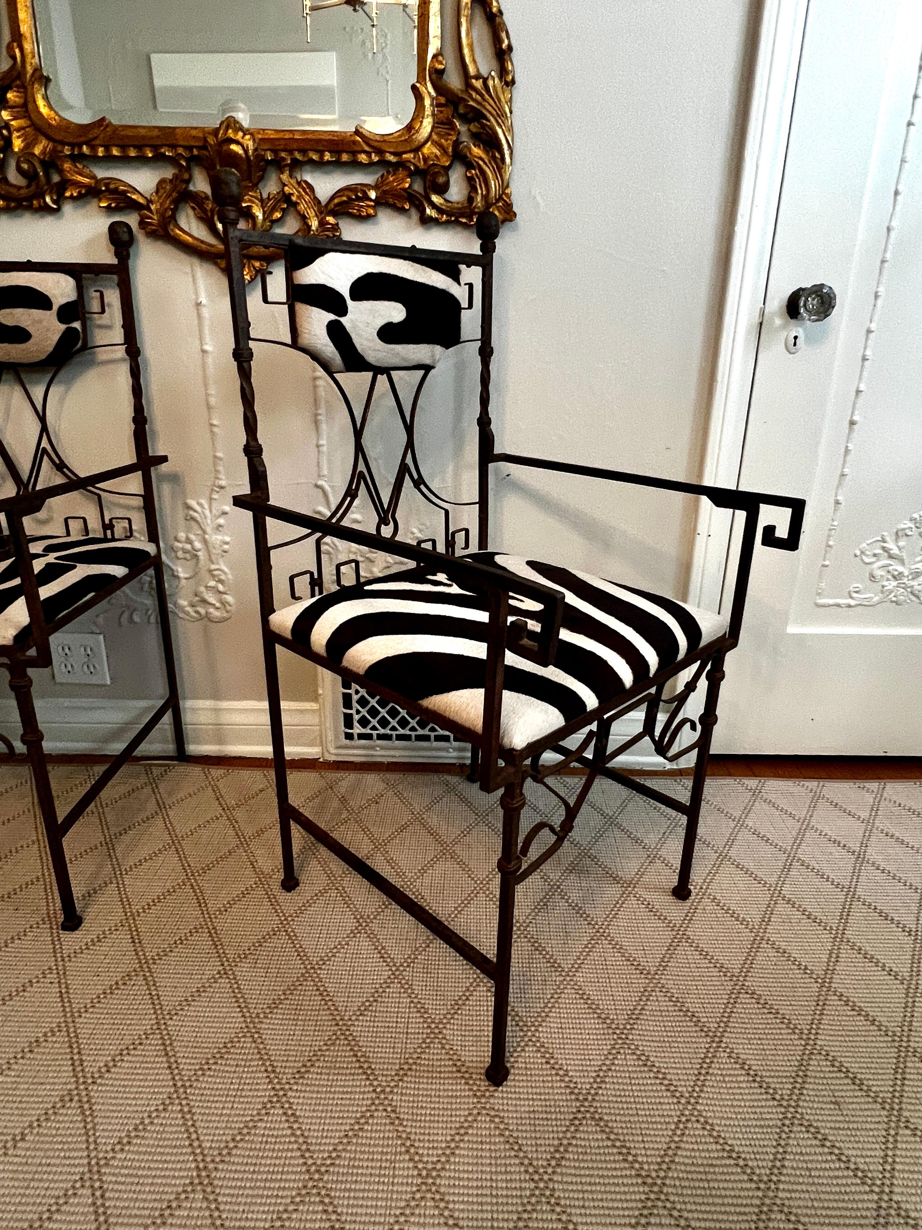 Paar schmiedeeiserne französische Art-Déco-Stühle mit Zebradruck im Angebot 4