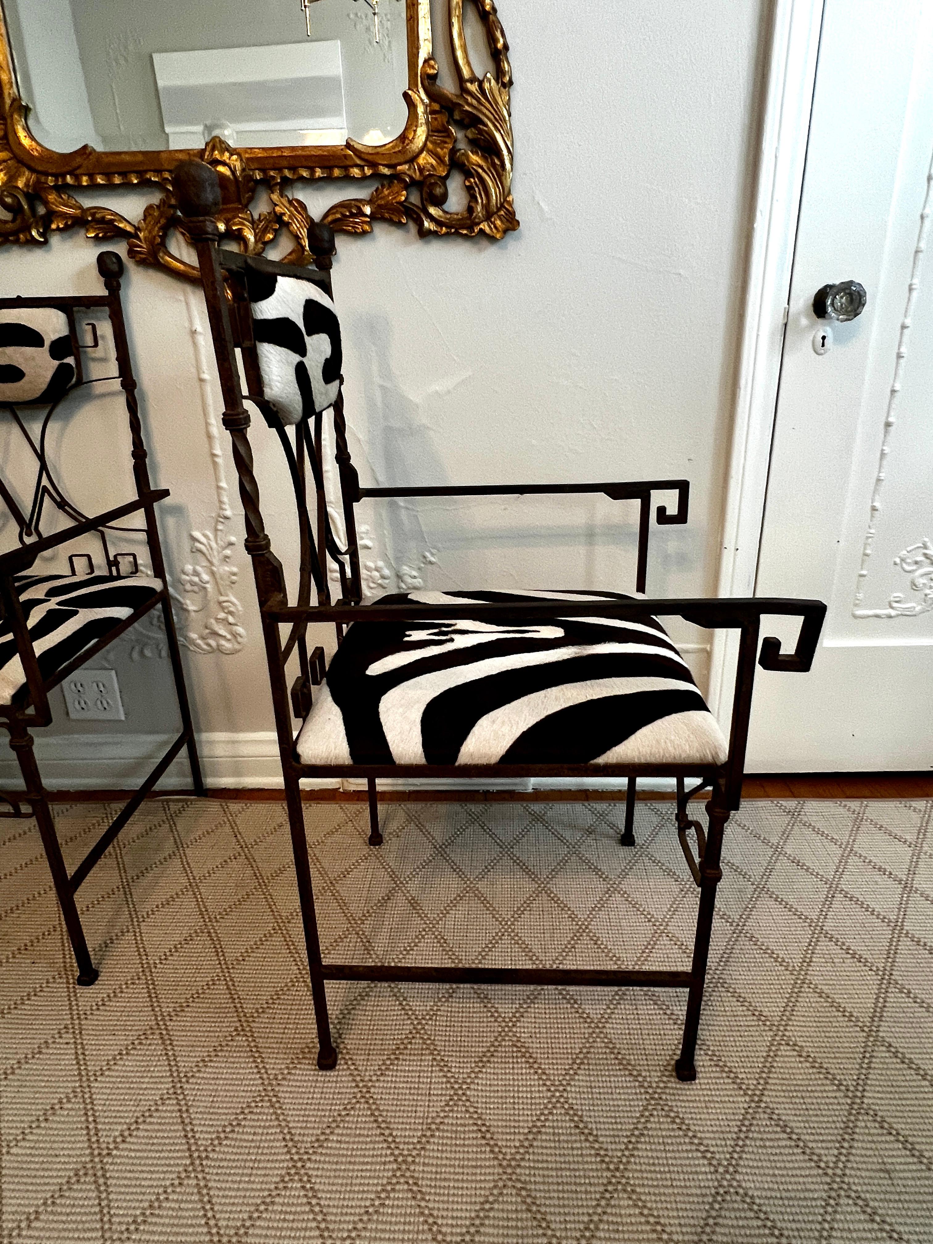 Paar schmiedeeiserne französische Art-Déco-Stühle mit Zebradruck im Angebot 5
