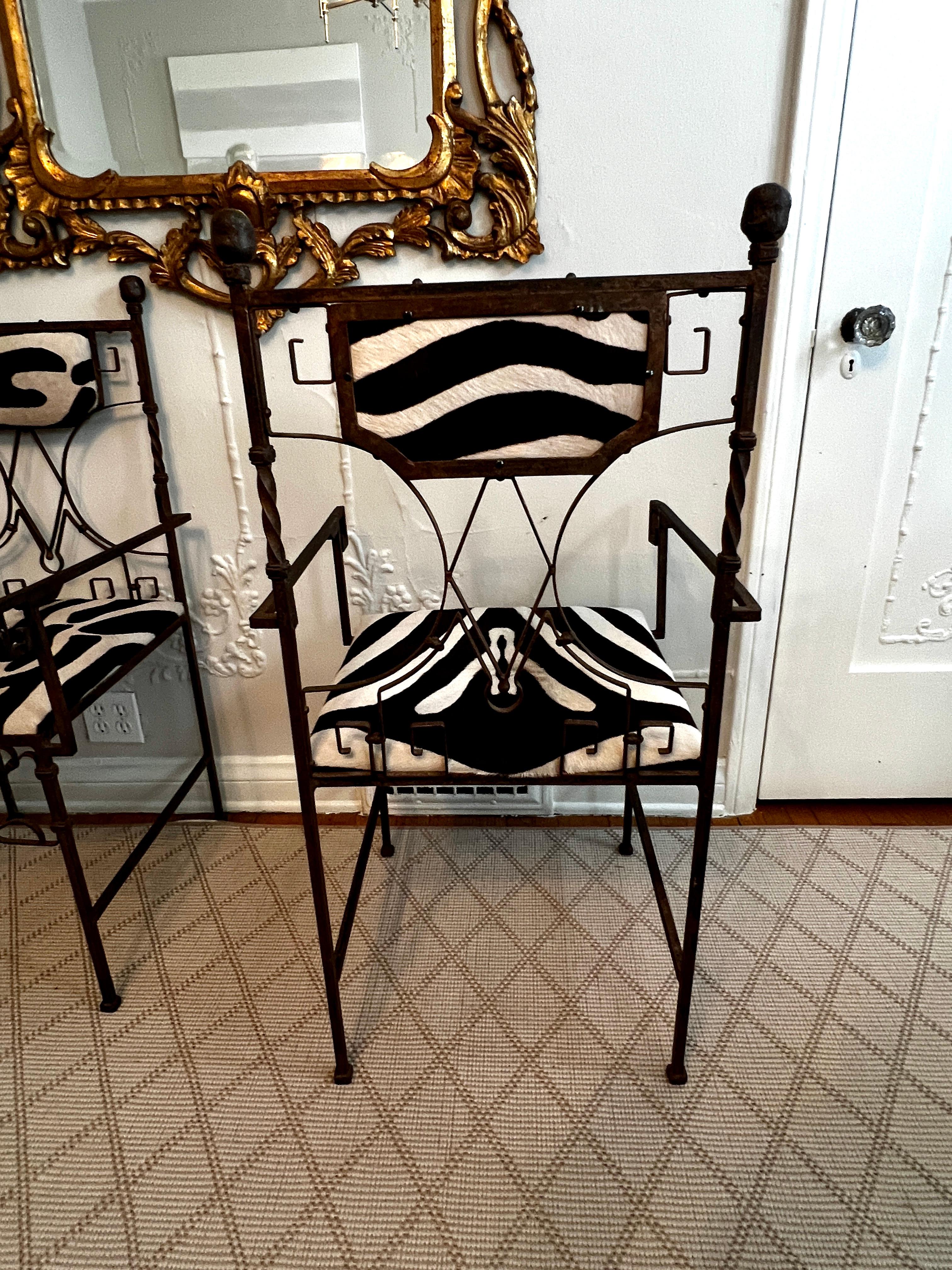 Paar schmiedeeiserne französische Art-Déco-Stühle mit Zebradruck im Angebot 6