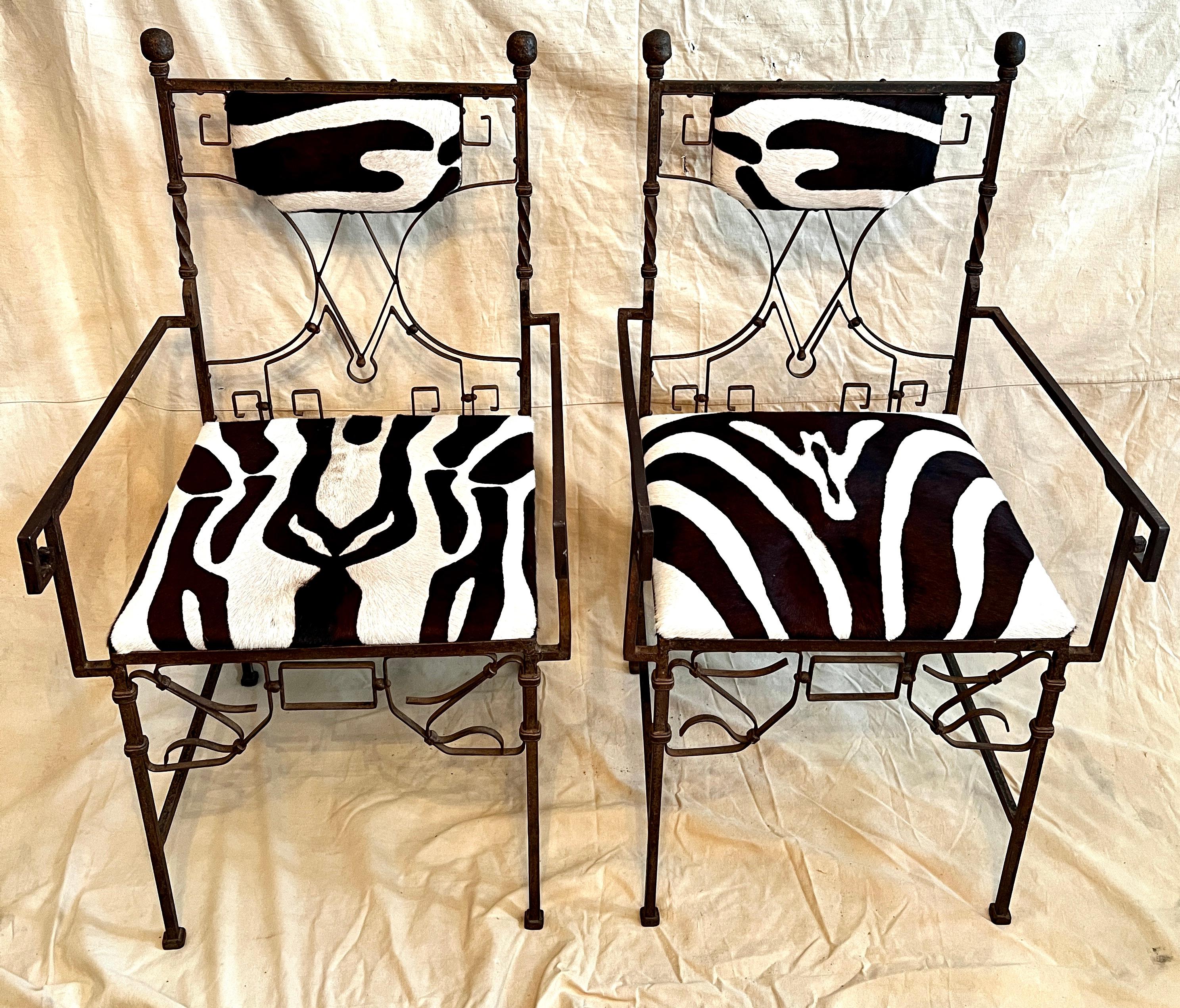 Paar schmiedeeiserne französische Art-Déco-Stühle mit Zebradruck im Angebot 7