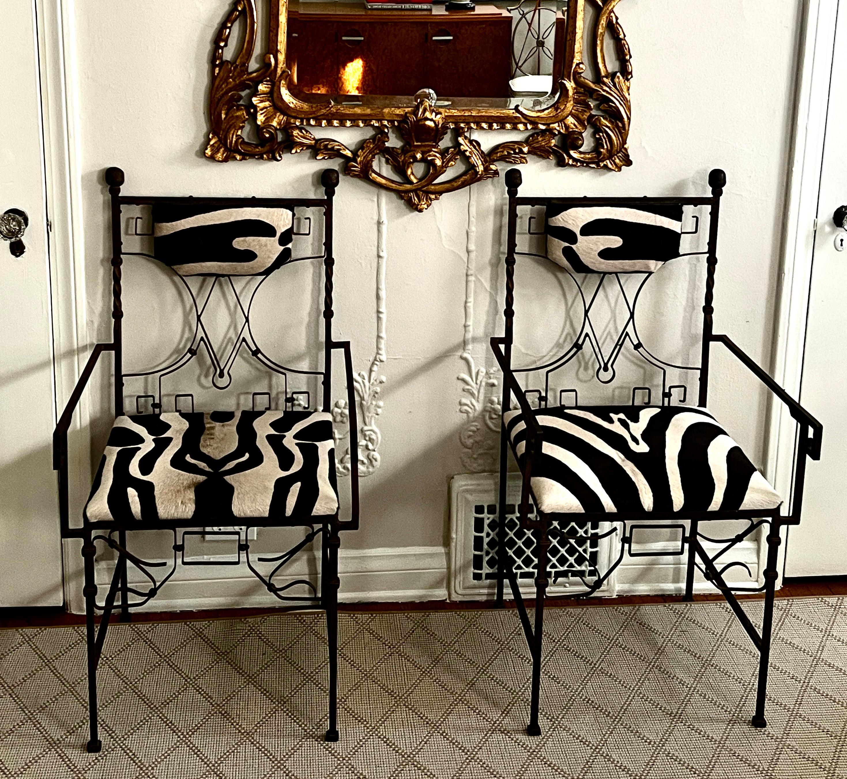 Paar schmiedeeiserne französische Art-Déco-Stühle mit Zebradruck (Geschweißt) im Angebot