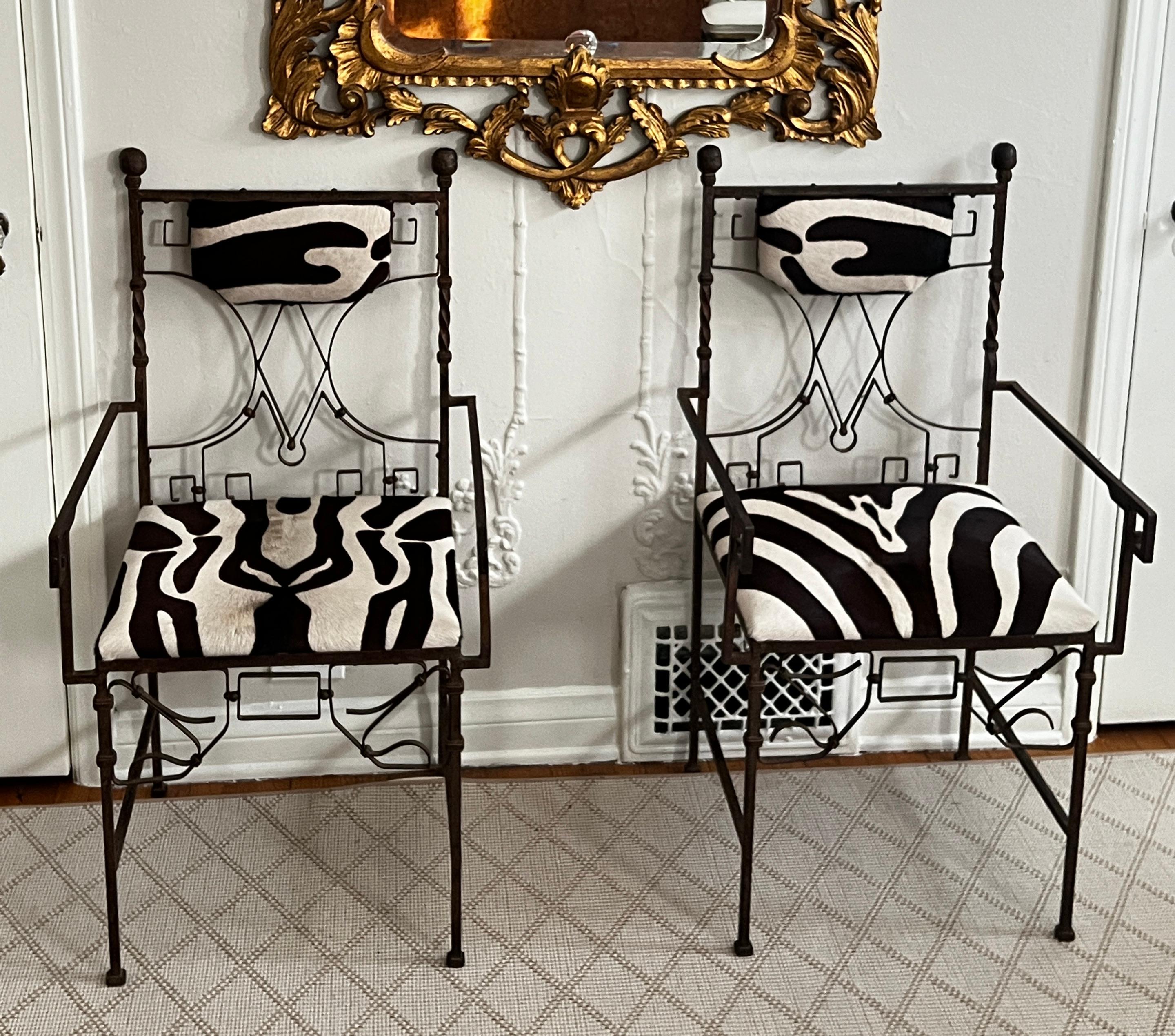 Paar schmiedeeiserne französische Art-Déco-Stühle mit Zebradruck im Zustand „Gut“ im Angebot in Los Angeles, CA