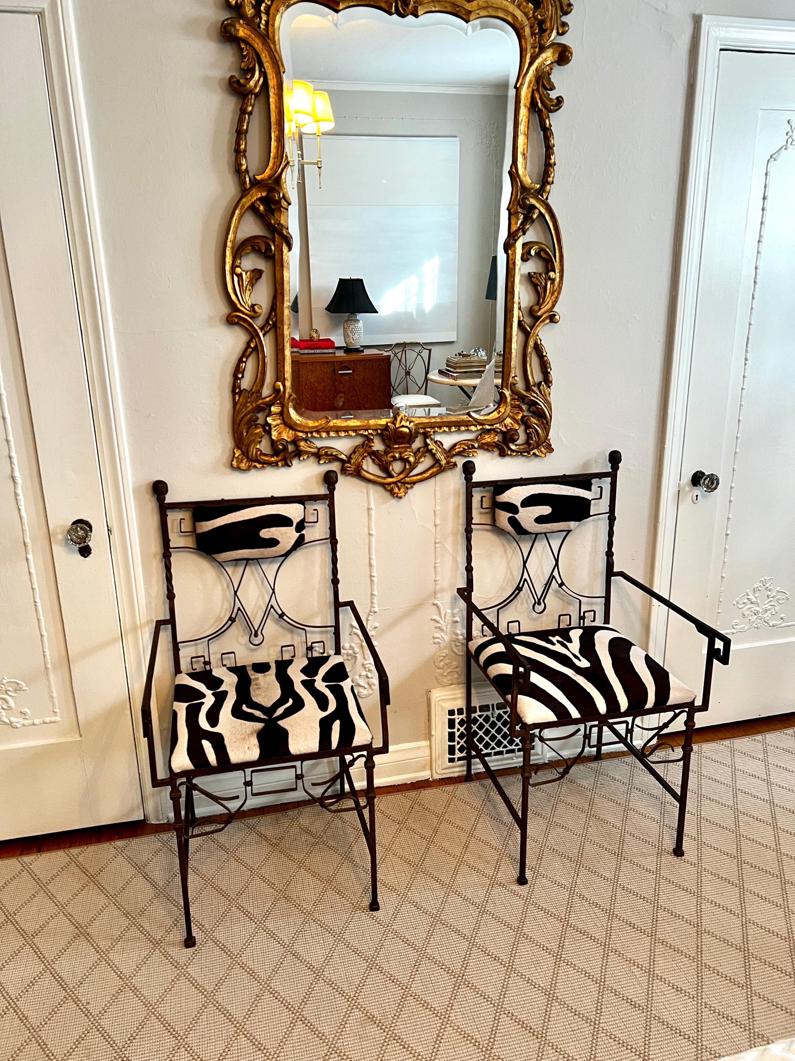 Paar schmiedeeiserne französische Art-Déco-Stühle mit Zebradruck (Abalone) im Angebot