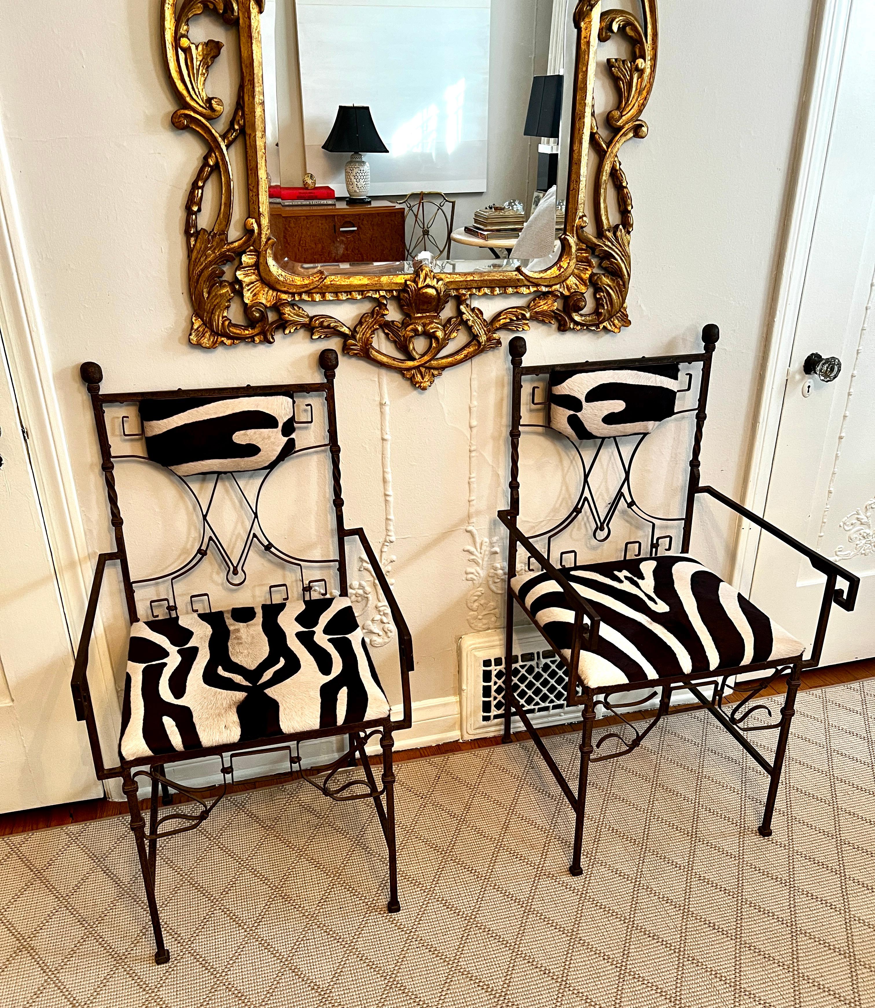 Paar schmiedeeiserne französische Art-Déco-Stühle mit Zebradruck im Angebot 1