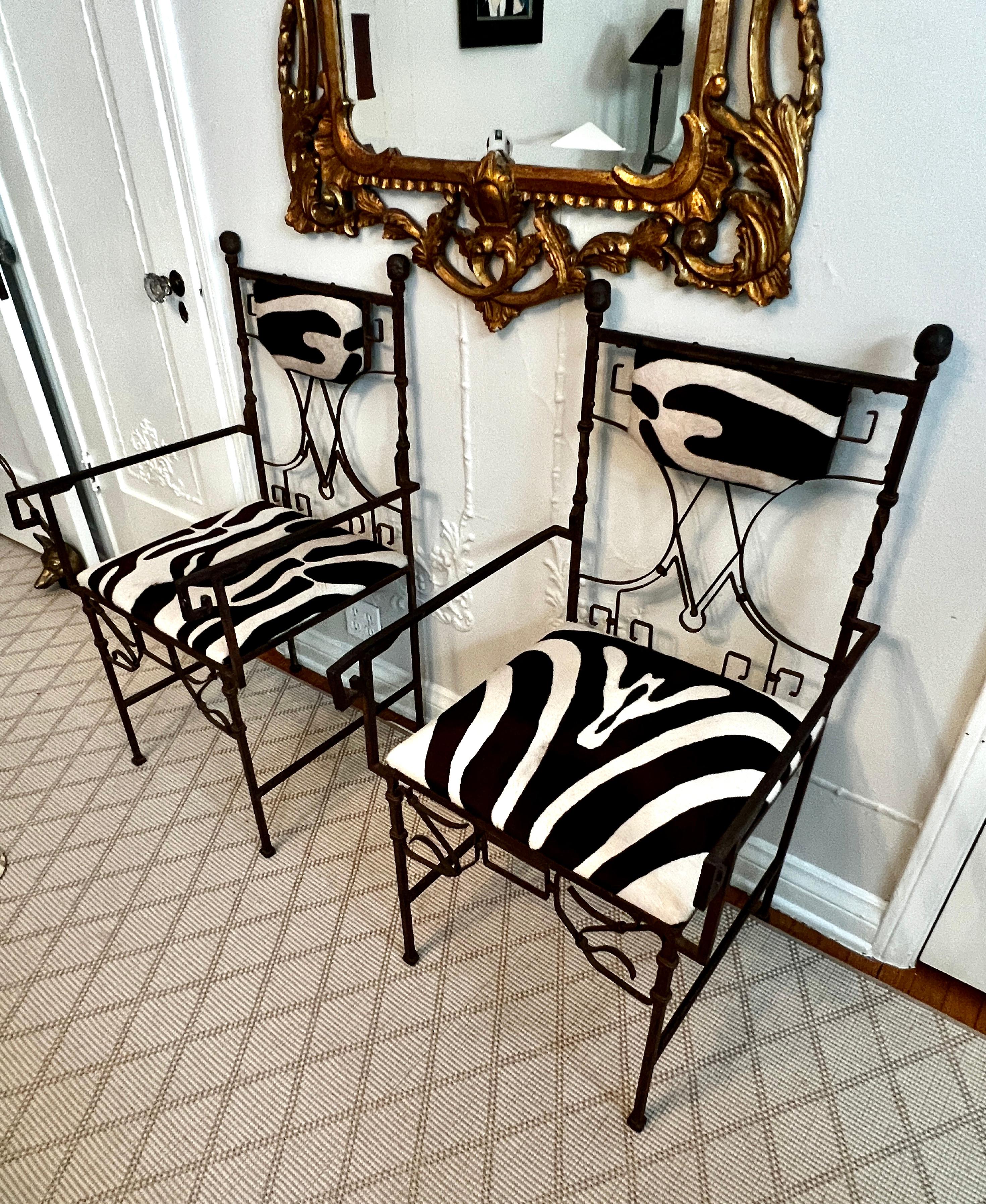 Paar schmiedeeiserne französische Art-Déco-Stühle mit Zebradruck im Angebot 2