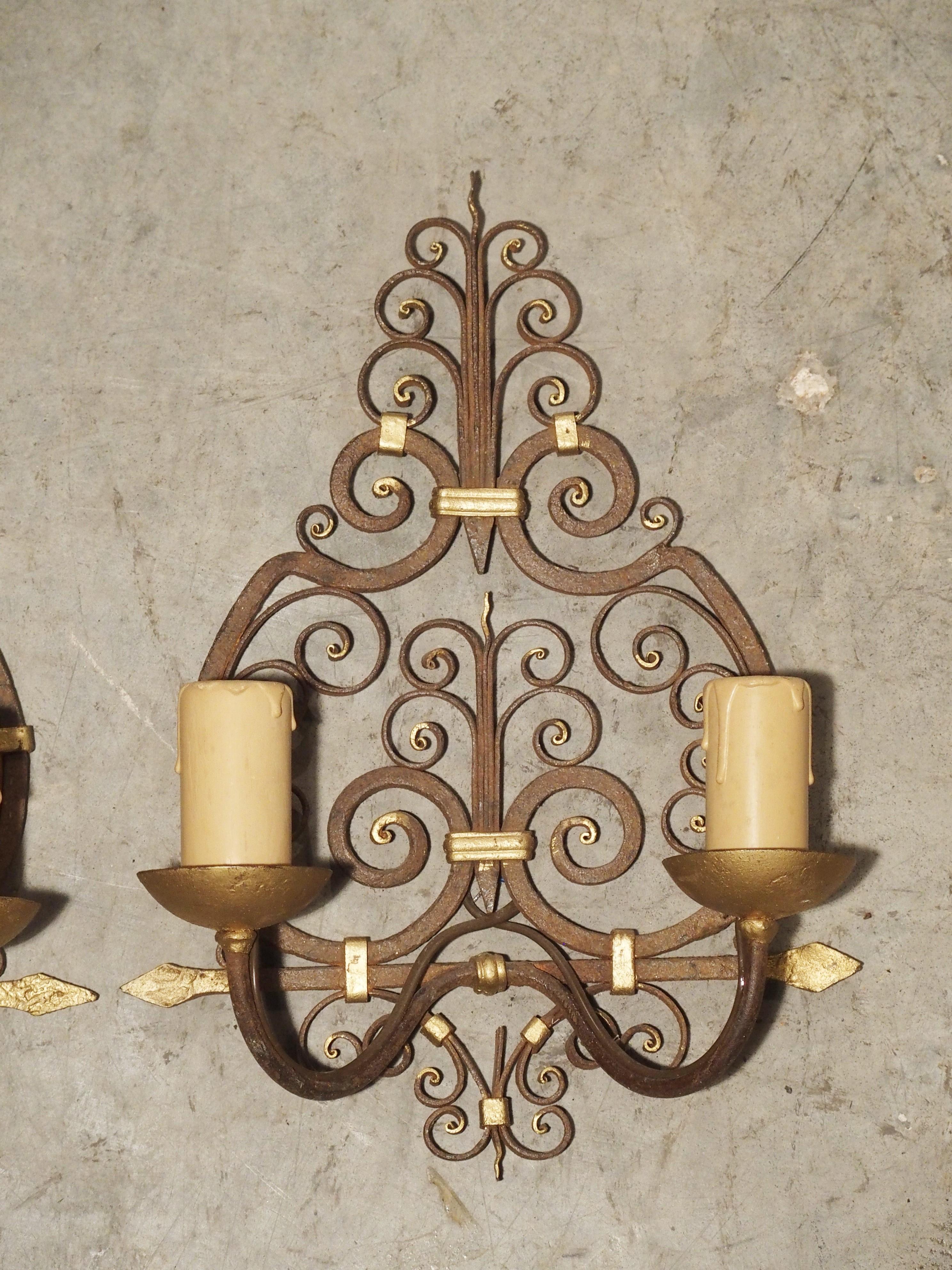 Paire d'appliques françaises en fer forgé avec reflets dorés, années 1940 Bon état - En vente à Dallas, TX