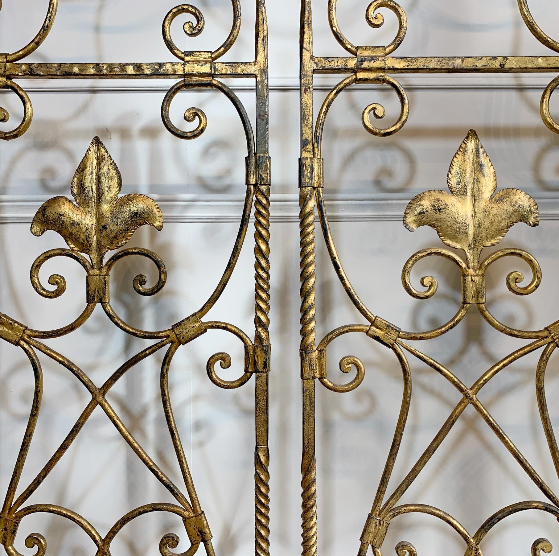 Paar schmiedeeiserne, goldene, spanische Kirchen-Altartore aus Gold (Barock) im Angebot