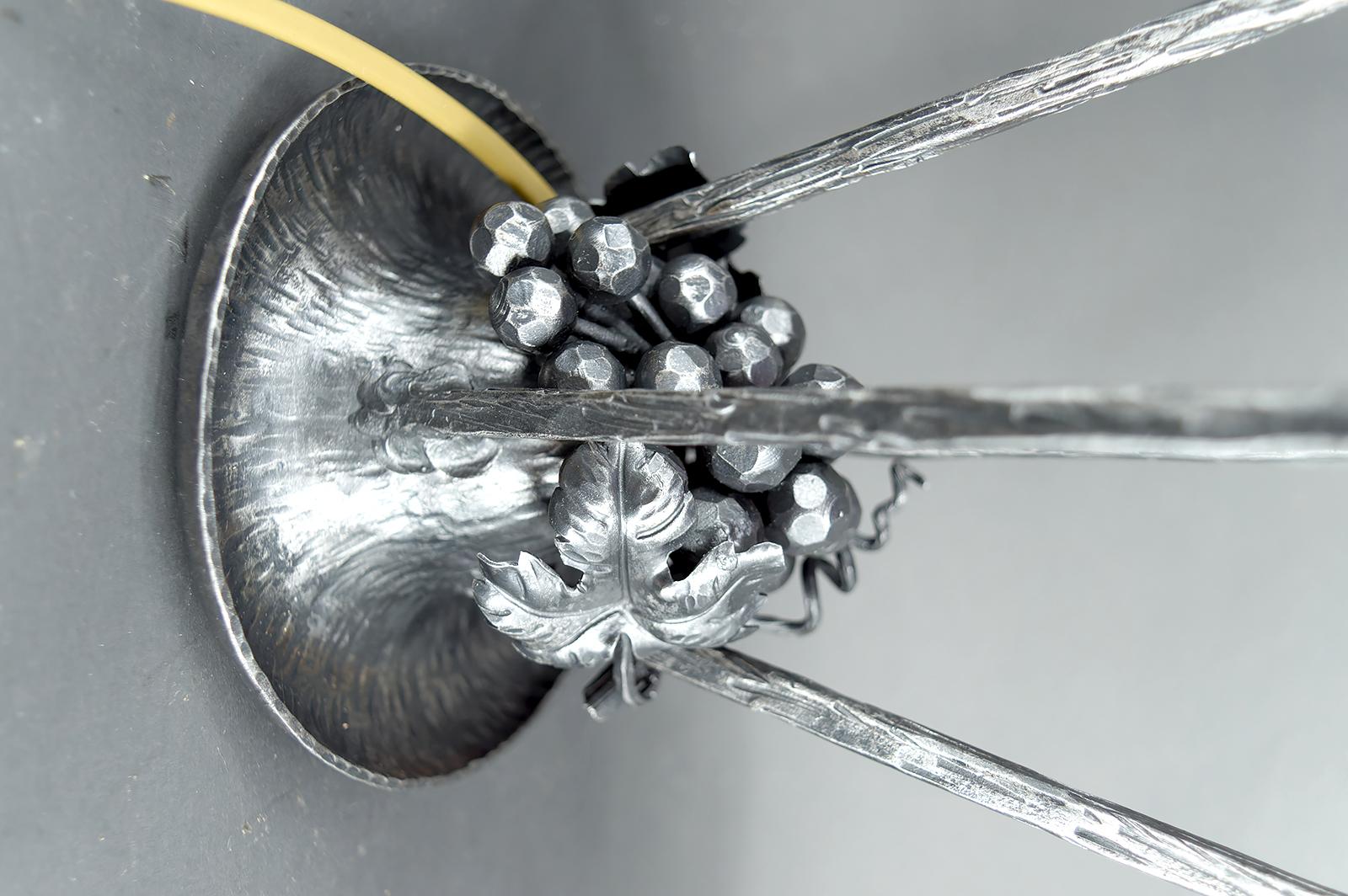 Paire de lampes en fer forgé, motif de vigne - Muller Frères, Lunéville, Art Deco en vente 2