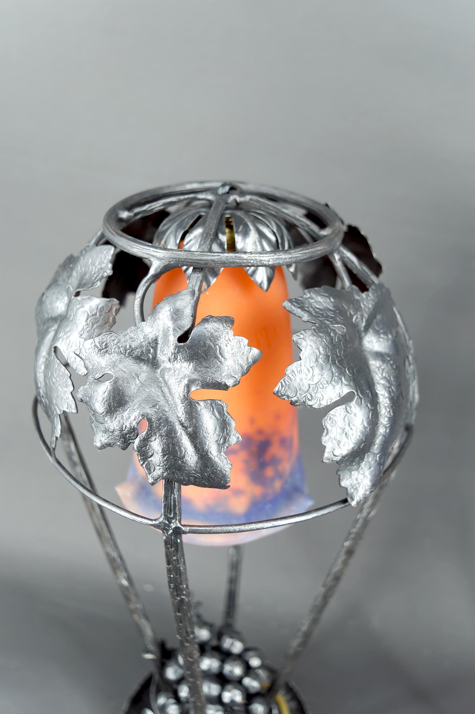 Paire de lampes en fer forgé, motif de vigne - Muller Frères, Lunéville, Art Deco en vente 3