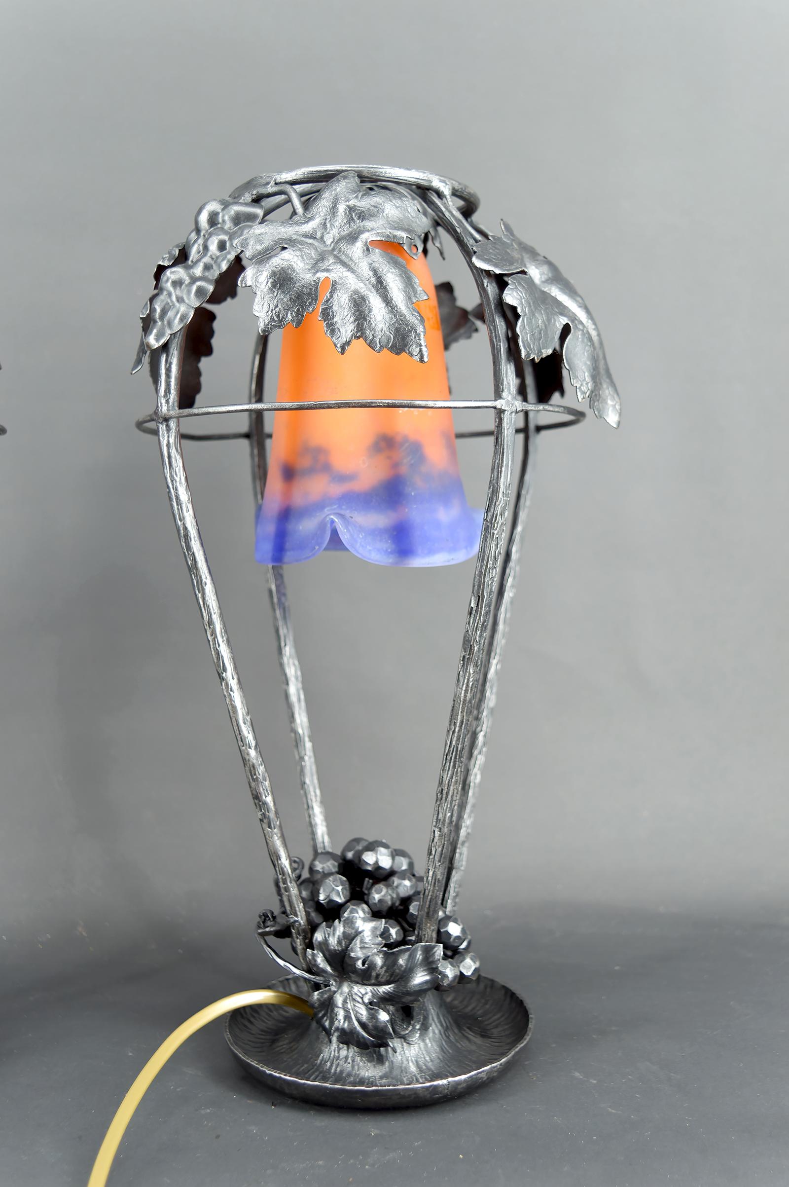 Paire de lampes en fer forgé, motif de vigne - Muller Frères, Lunéville, Art Deco en vente 6