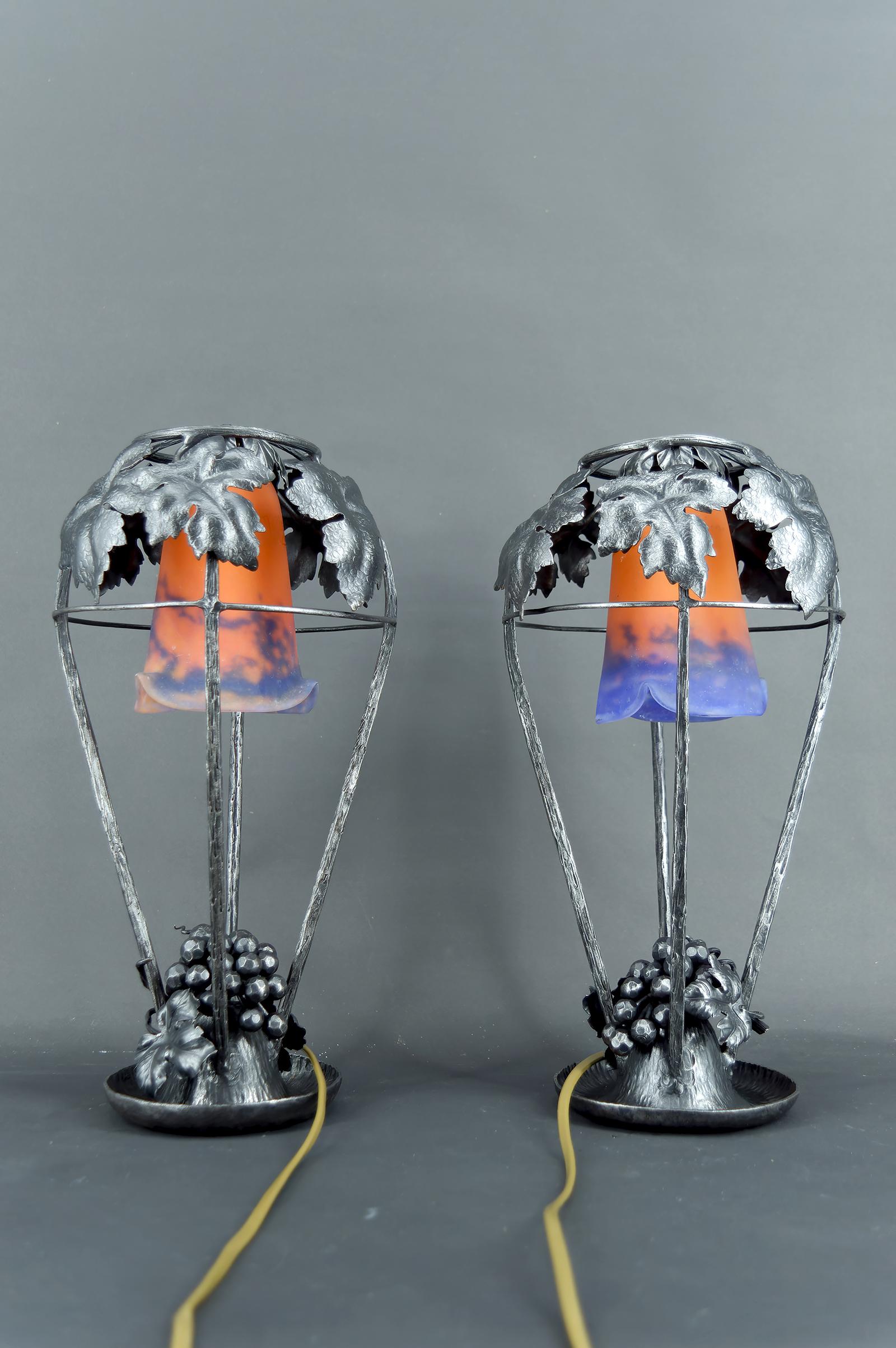 Paire de lampes en fer forgé, motif de vigne - Muller Frères, Lunéville, Art Déco, Circa 1925

Elegance et raffinement définissent cette rare paire de lampes en fer forgé, une création unique de Muller Frères de Lunéville, datant des années 1920.