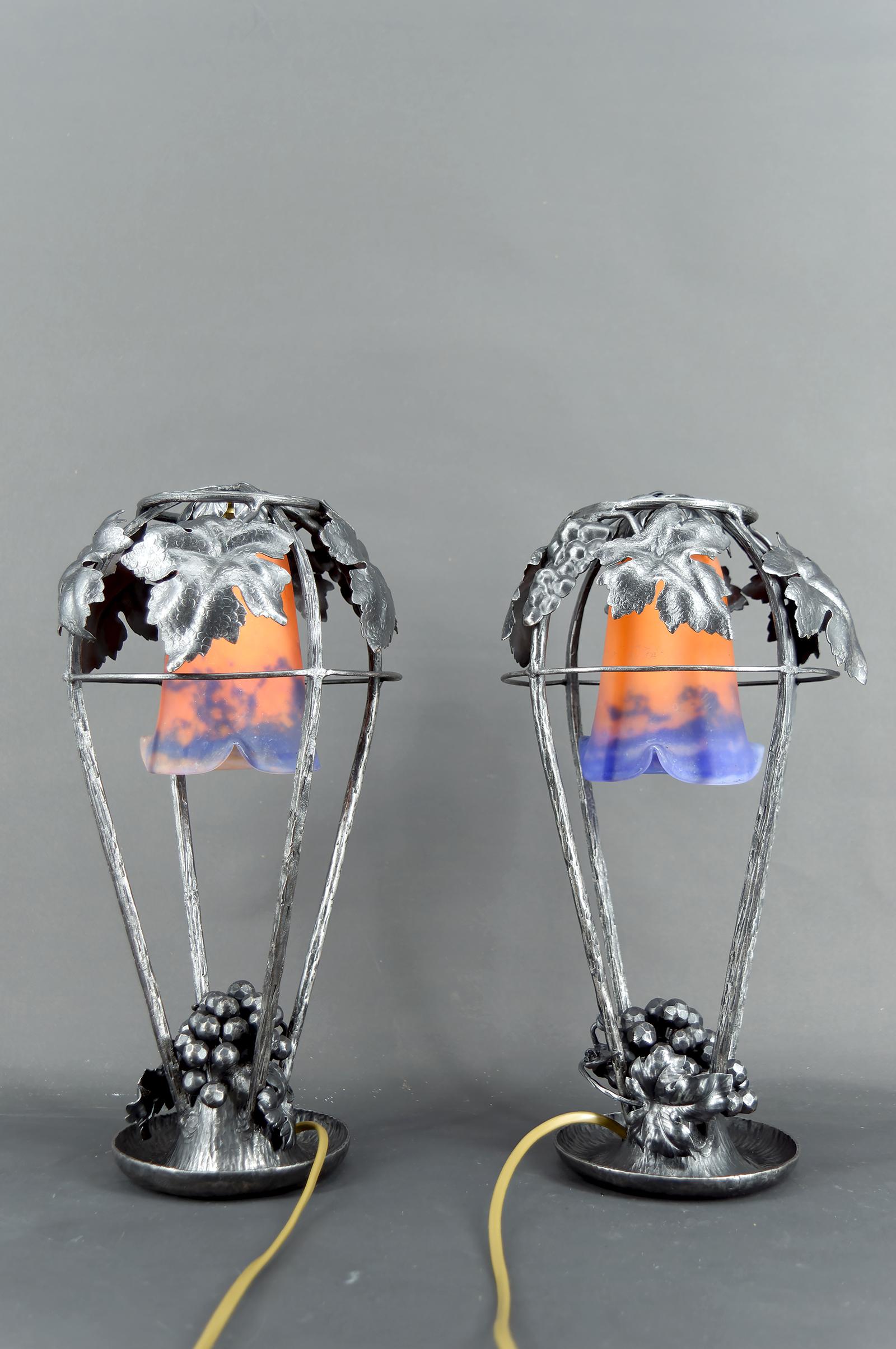 Art déco Paire de lampes en fer forgé, motif de vigne - Muller Frères, Lunéville, Art Deco en vente