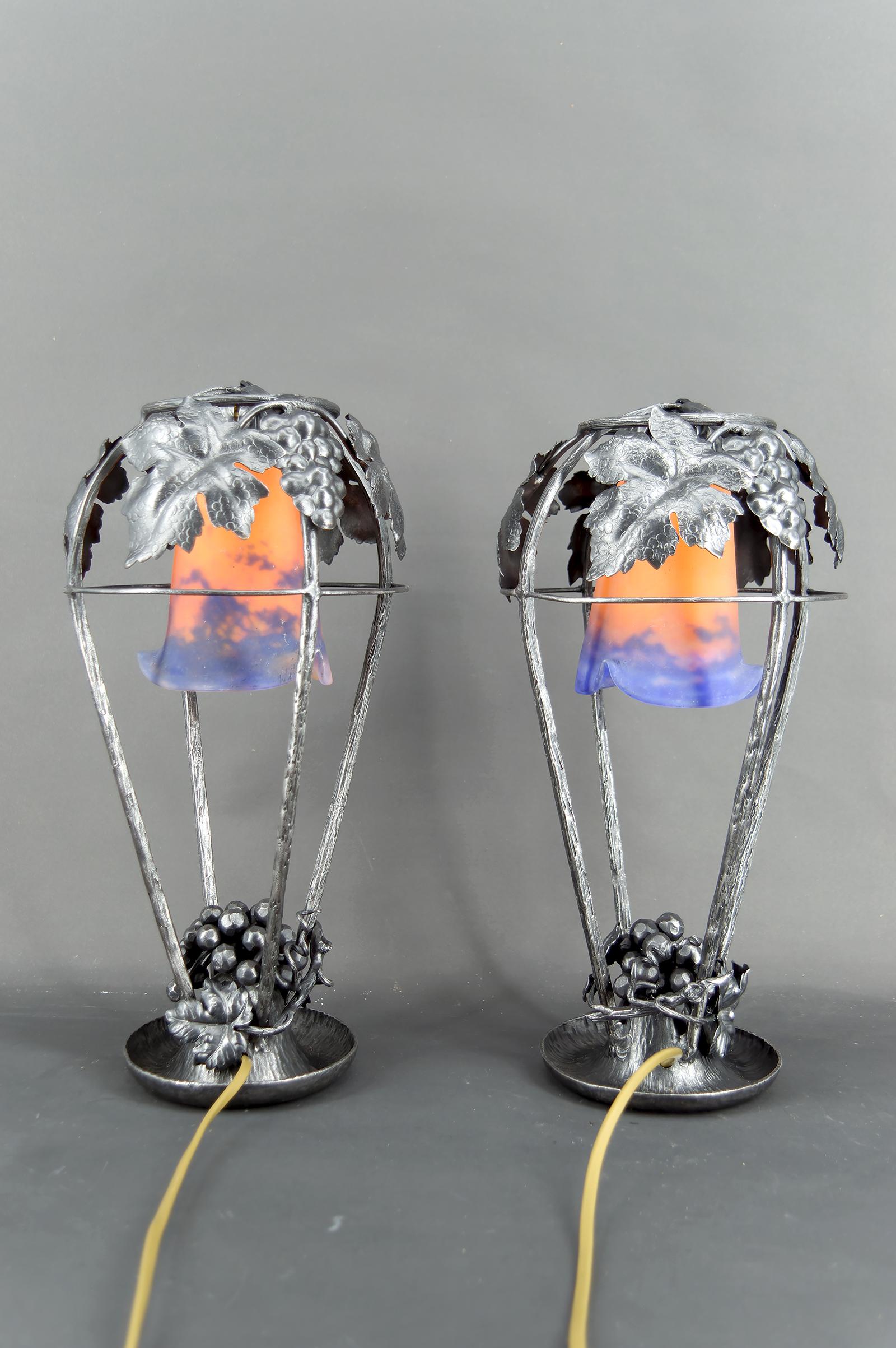 Français Paire de lampes en fer forgé, motif de vigne - Muller Frères, Lunéville, Art Deco en vente