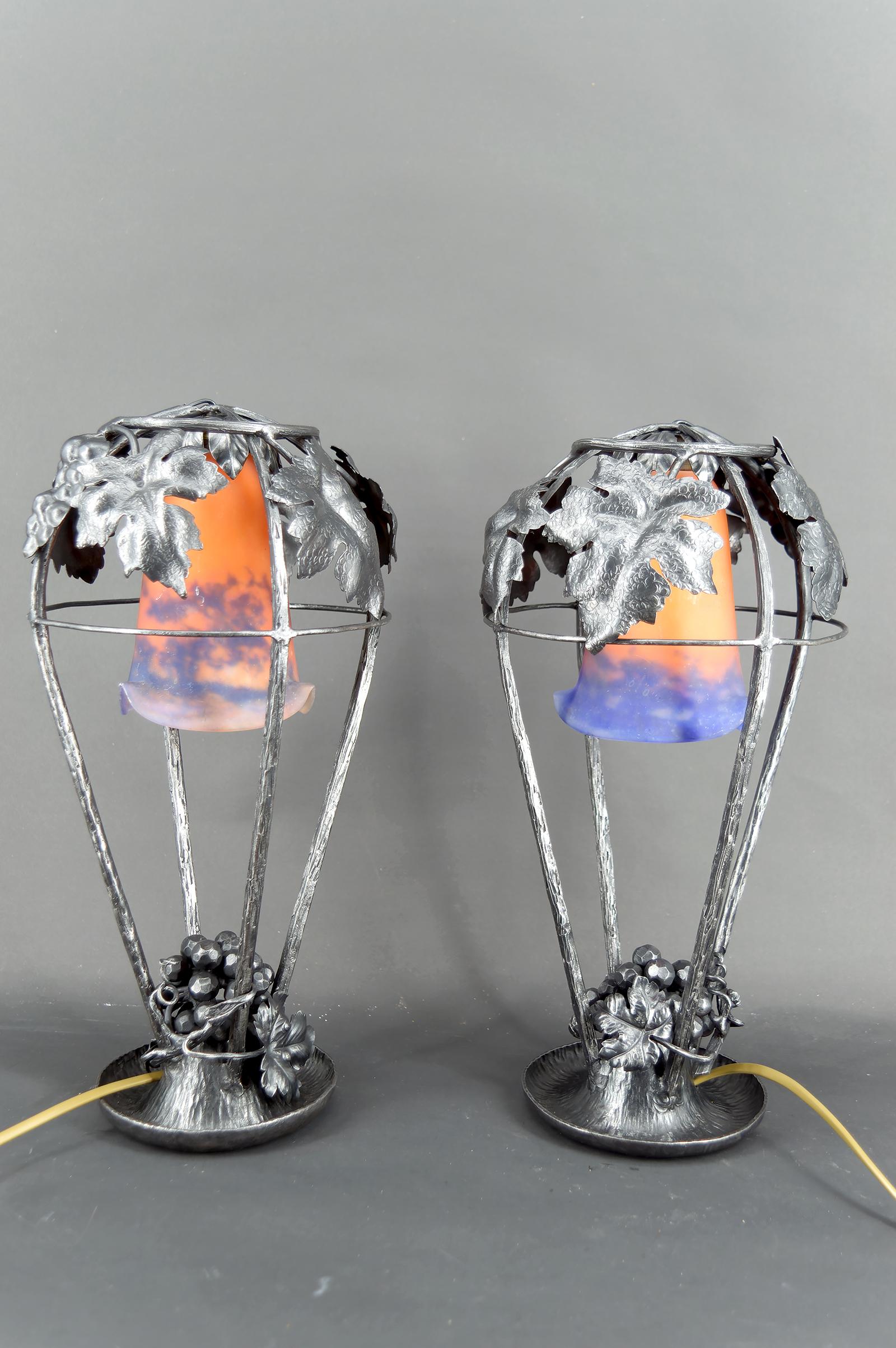 Forgé Paire de lampes en fer forgé, motif de vigne - Muller Frères, Lunéville, Art Deco en vente