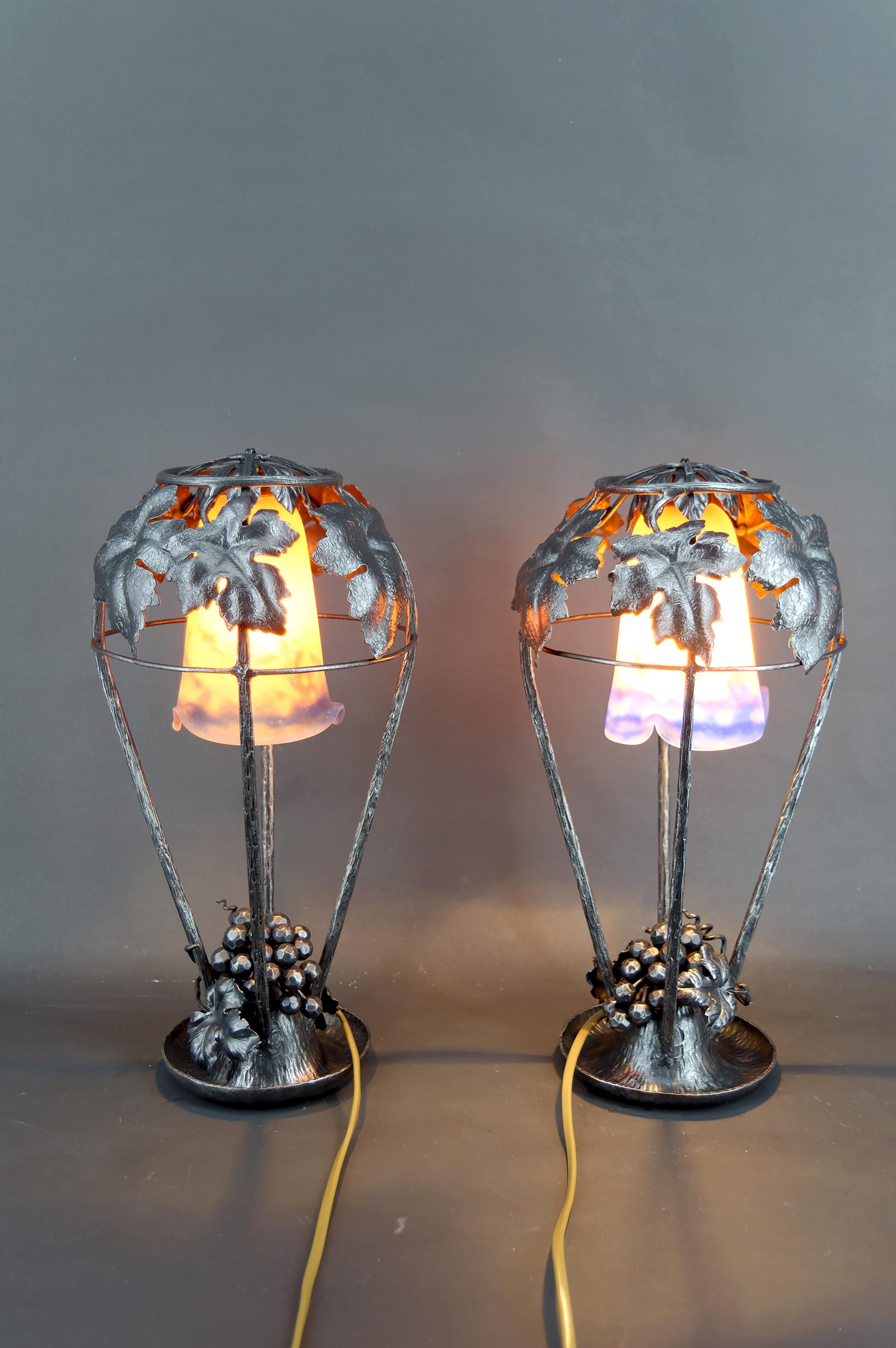 Paire de lampes en fer forgé, motif de vigne - Muller Frères, Lunéville, Art Deco Excellent état - En vente à VÉZELAY, FR