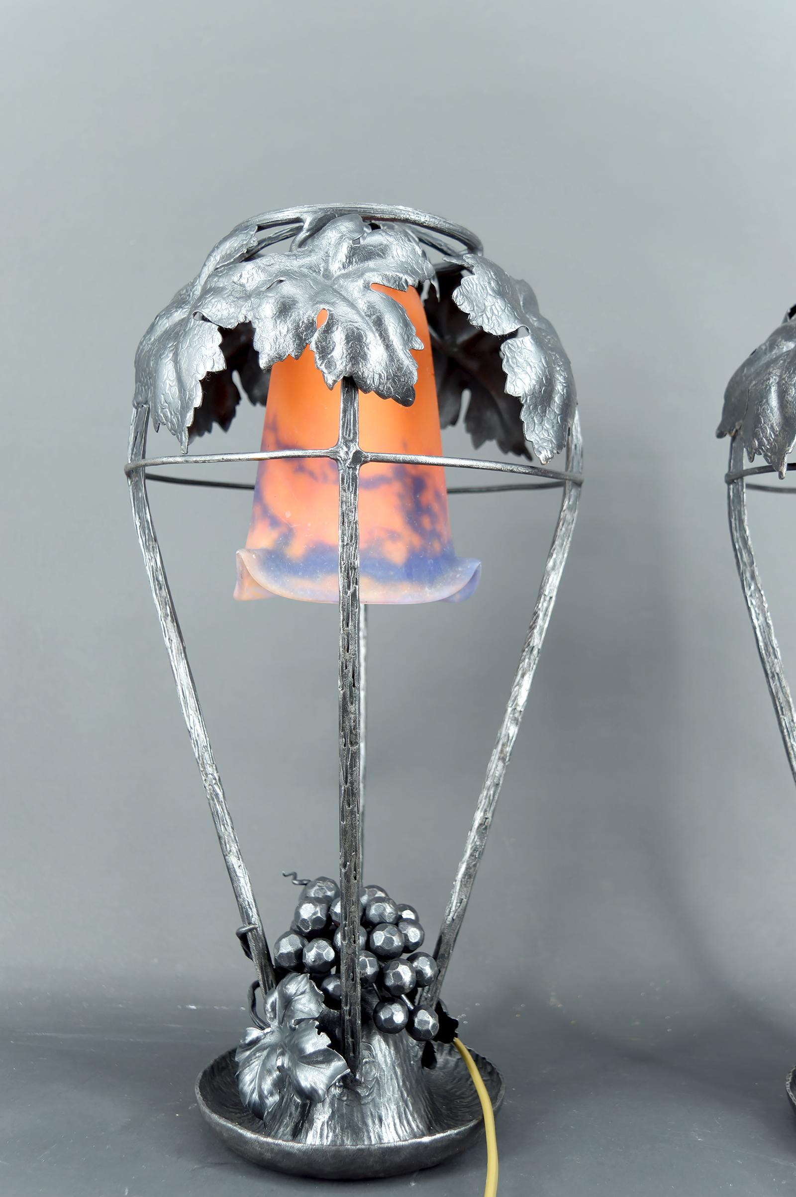 Début du 20ème siècle Paire de lampes en fer forgé, motif de vigne - Muller Frères, Lunéville, Art Deco en vente