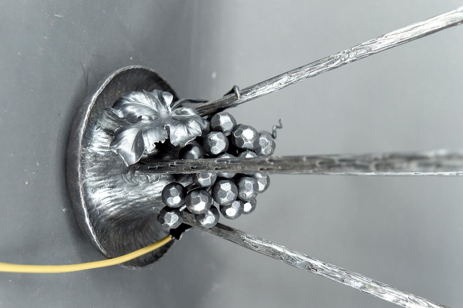 Paire de lampes en fer forgé, motif de vigne - Muller Frères, Lunéville, Art Deco en vente 1
