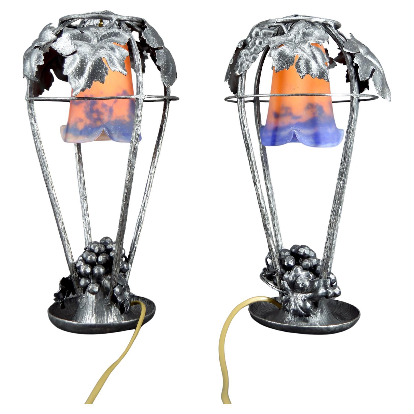Paire de lampes en fer forgé, motif de vigne - Muller Frères, Lunéville, Art Deco en vente