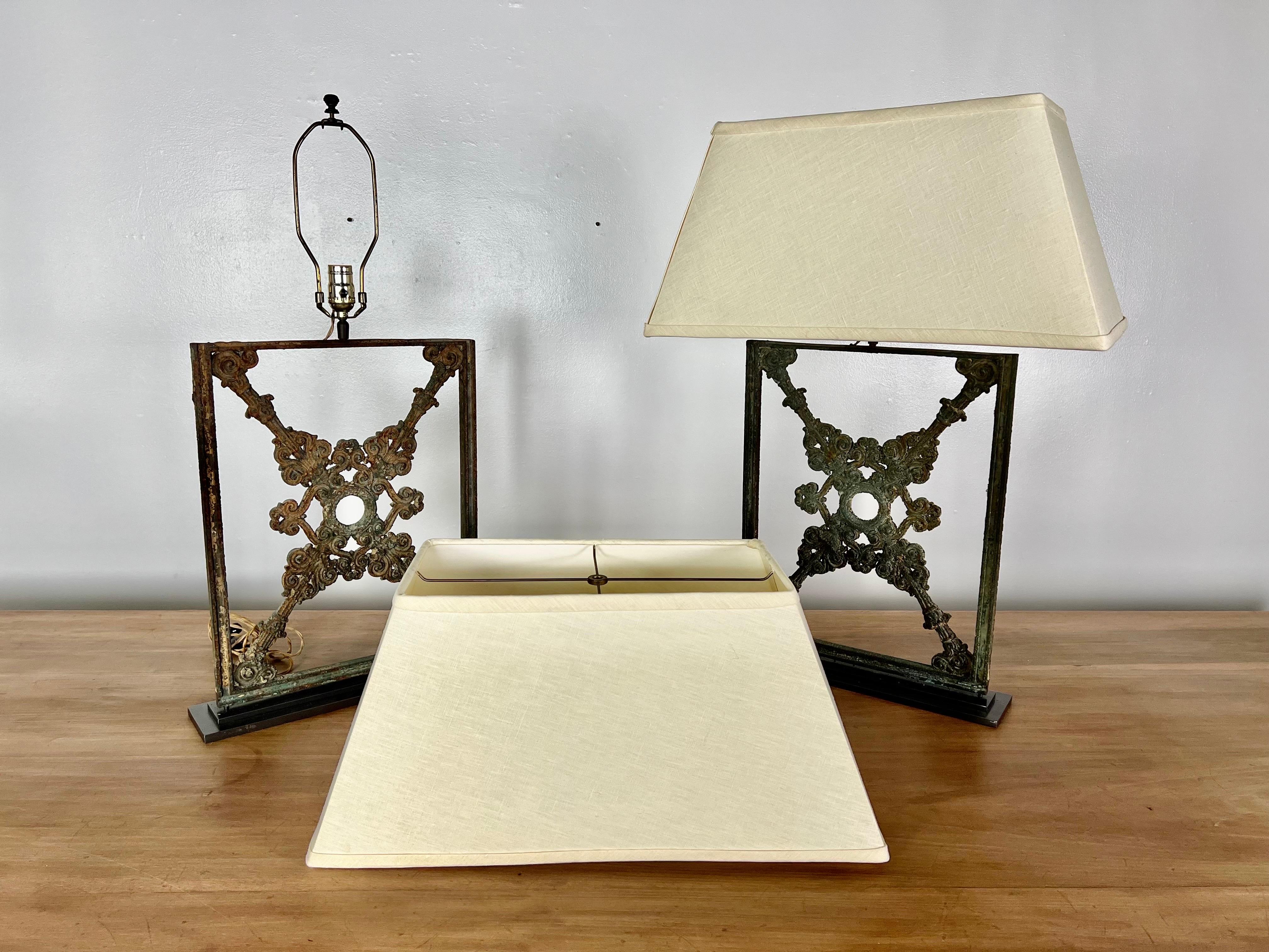 Paire de lampes en fer forgé avec abat-jour en lin en vente 6