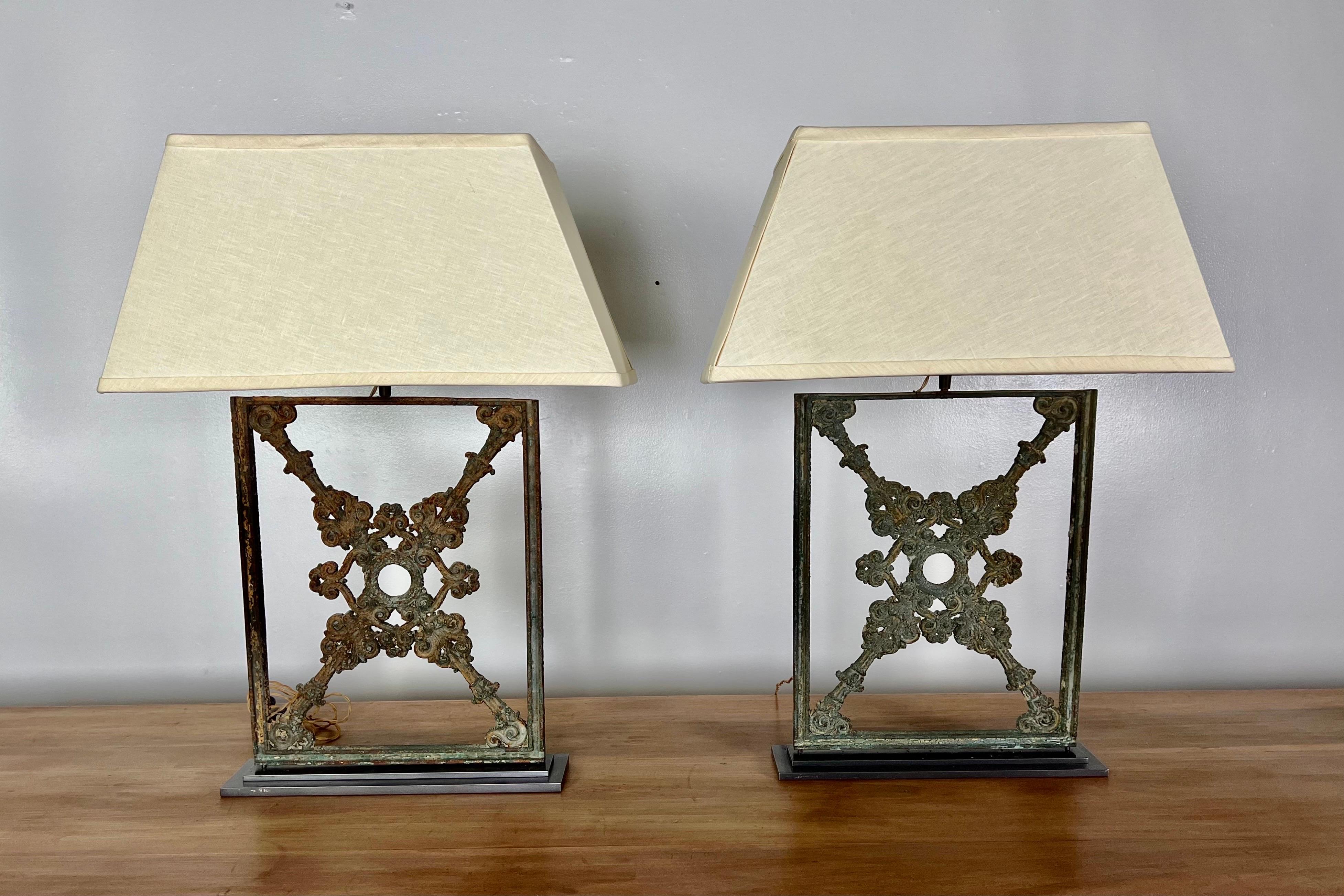 Paire de lampes sur mesure fabriquées à partir de pièces architecturales espagnoles en fer forgé du C.I.C. montées sur des bases en acier.  Les lampes sont surmontées d'un abat-jour de forme rectangulaire.  La patine est exceptionnelle avec des