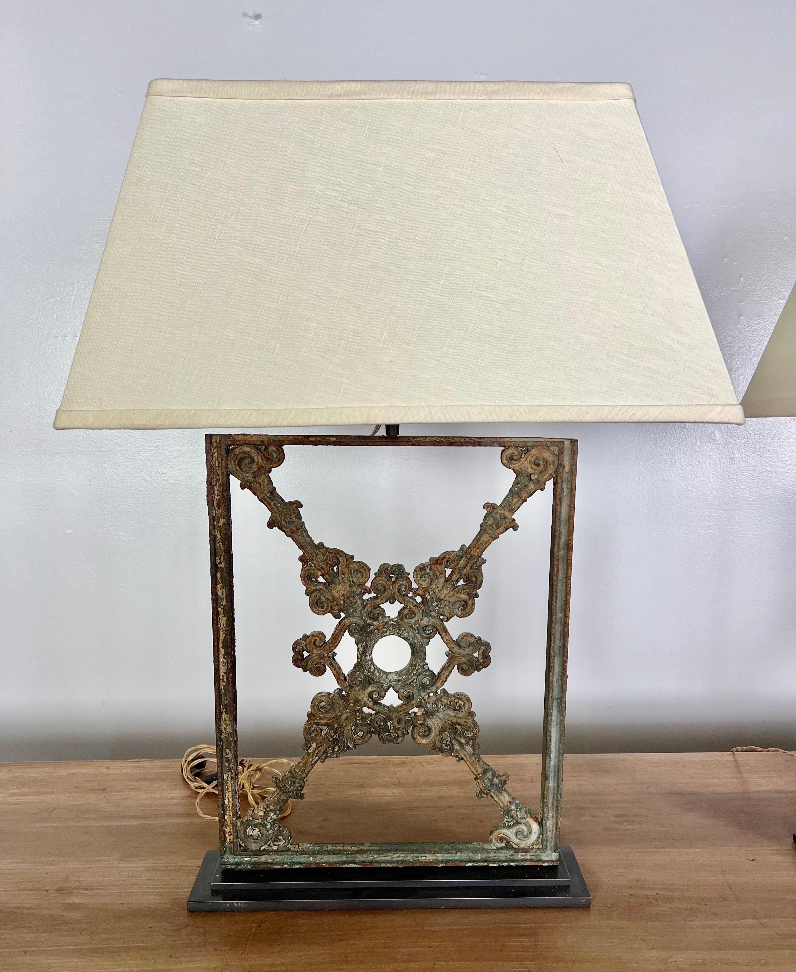 Baroque Paire de lampes en fer forgé avec abat-jour en lin en vente