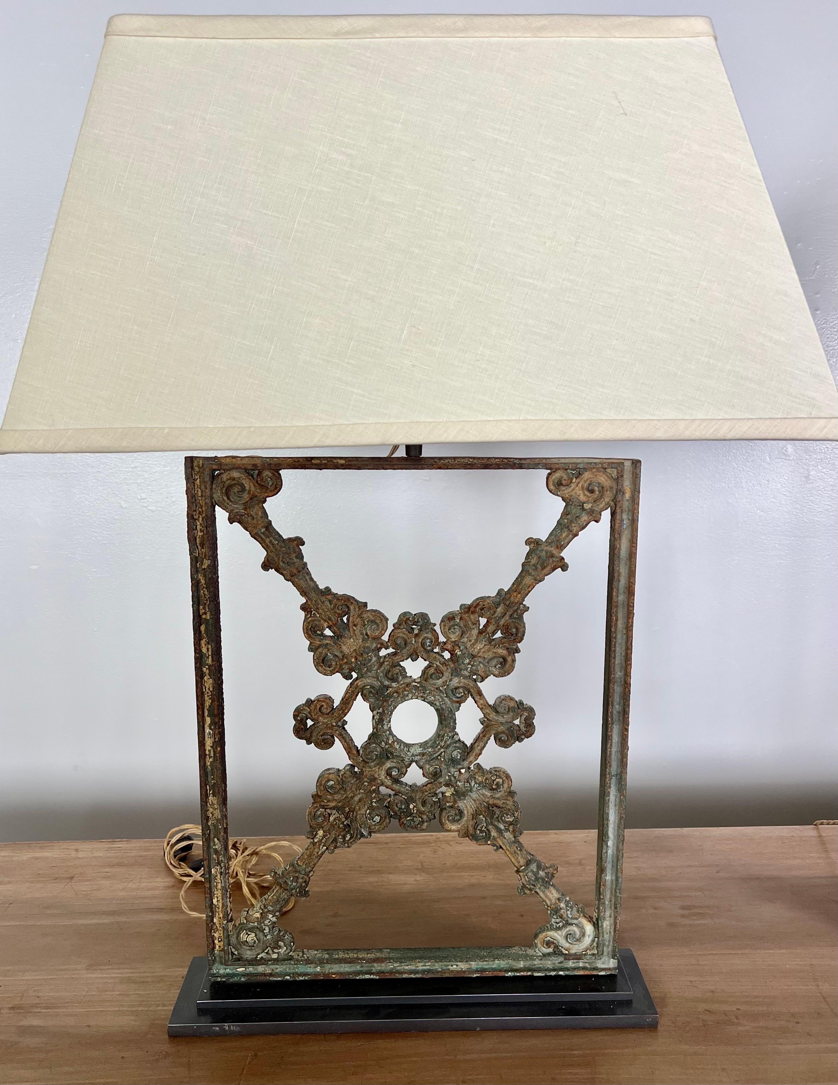 italien Paire de lampes en fer forgé avec abat-jour en lin en vente