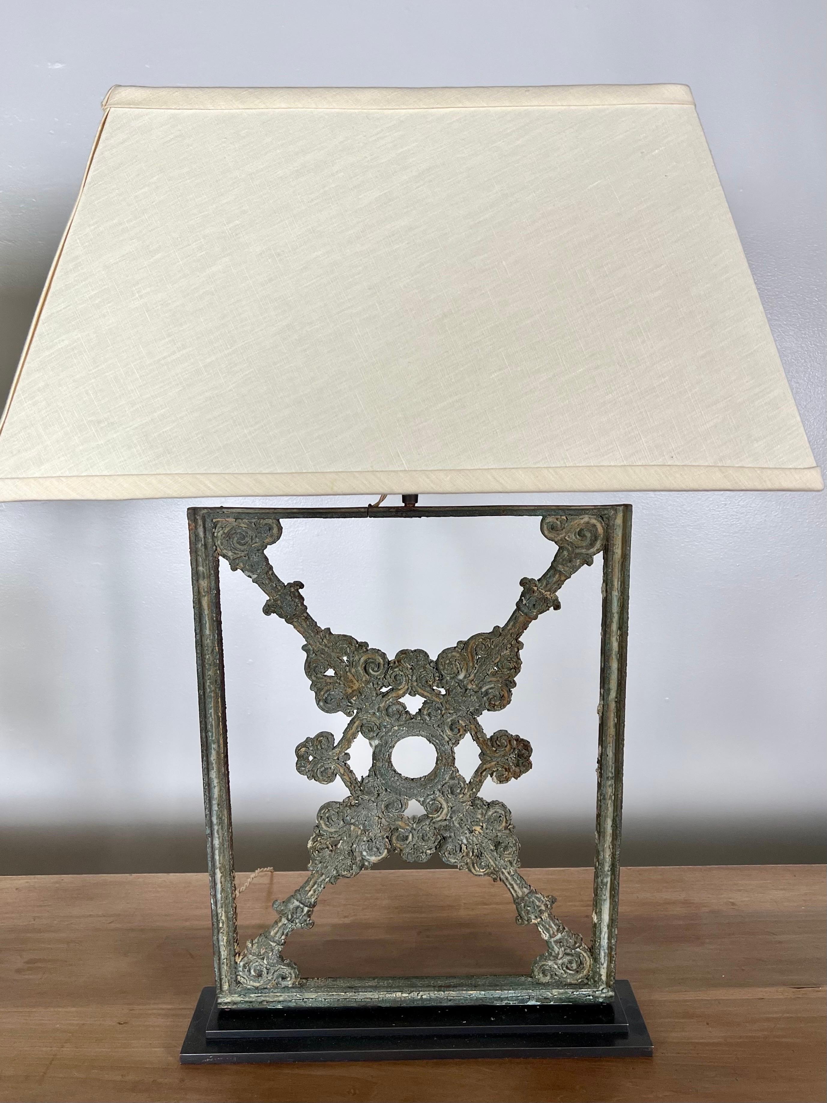 Paire de lampes en fer forgé avec abat-jour en lin Abîmé - En vente à Los Angeles, CA