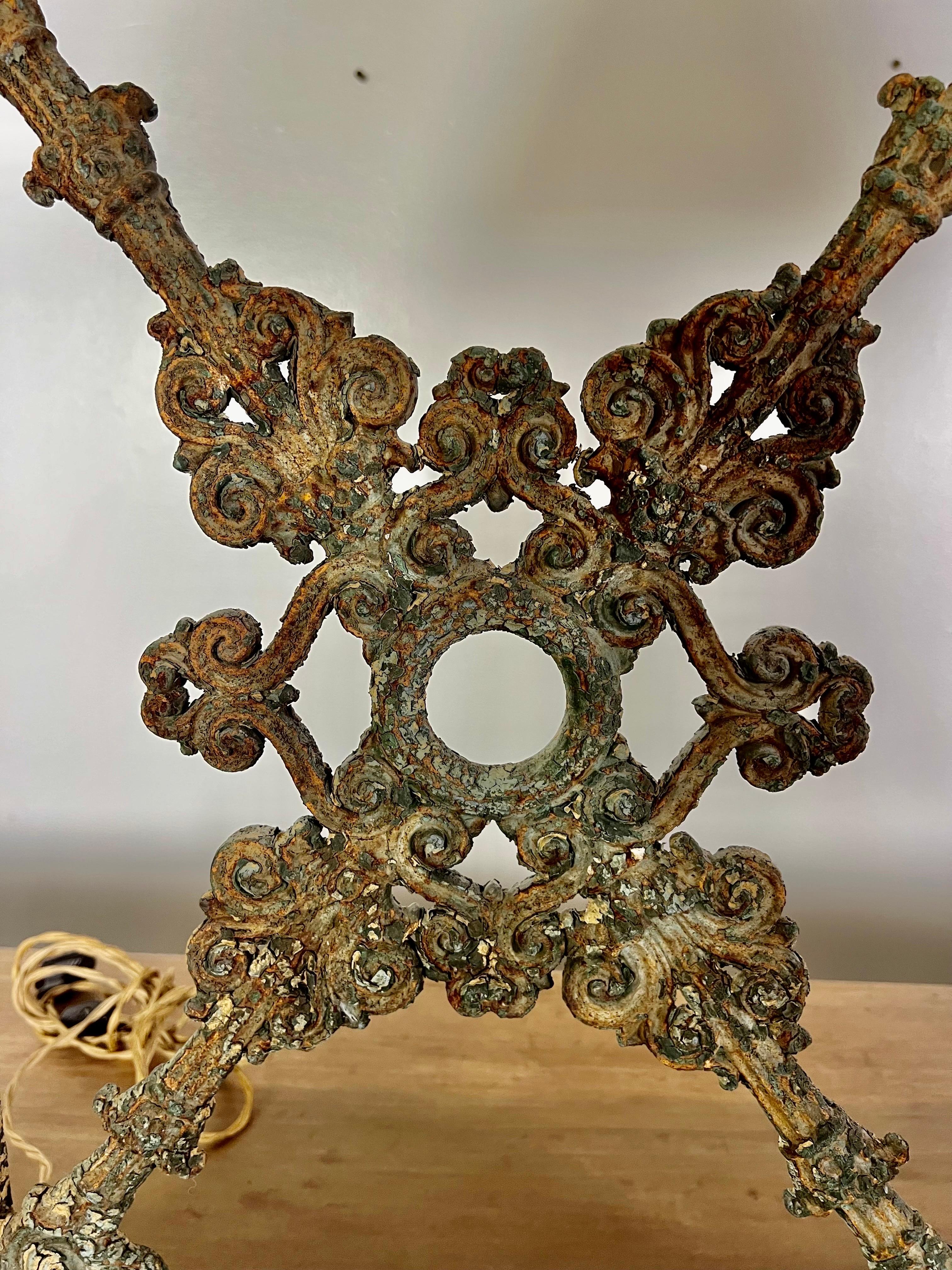 Paire de lampes en fer forgé avec abat-jour en lin en vente 1