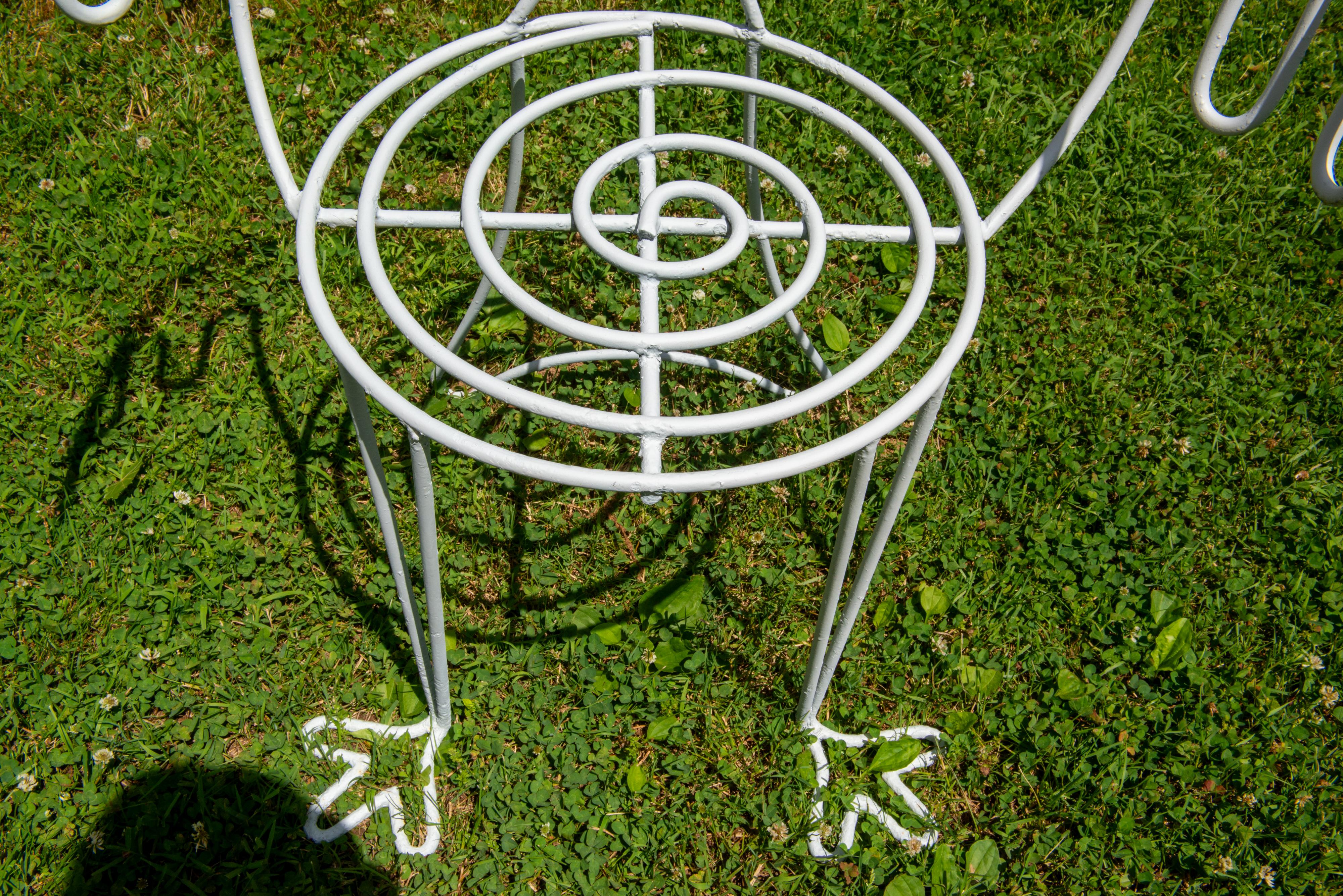Metà XX secolo Coppia di sedie da giardino MCM a cigno francese in ferro battuto in vendita