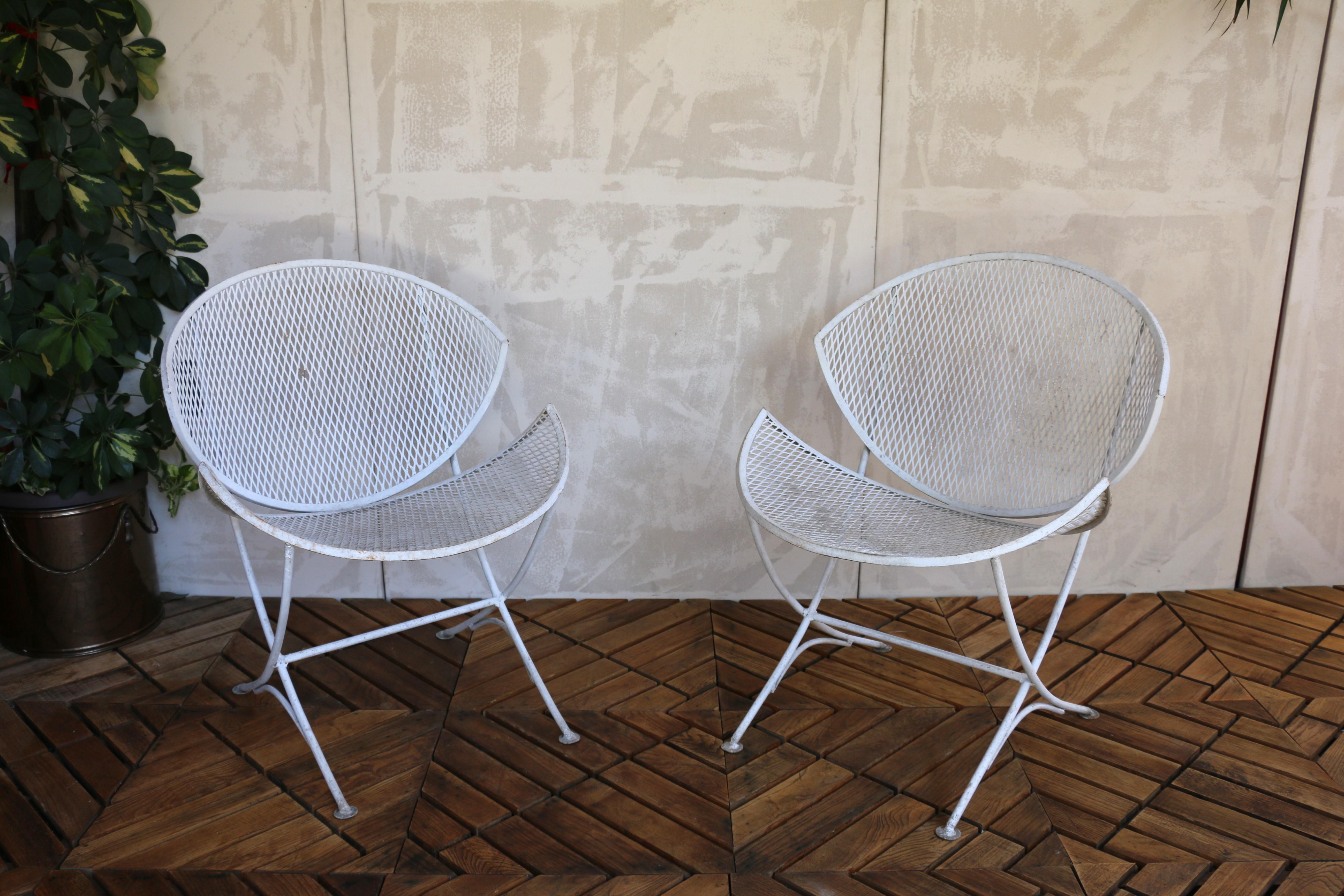 Te presentamos este maravilloso par de Silla de Patio Naranja de Mitad de Siglo, también conocida como Silla Almeja, diseñada por Maurizio Tempestini para la empresa John B. Salterini.  Este maravilloso conjunto es un ejemplo clásico de mobiliario