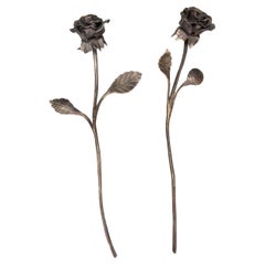 Pareja de esculturas de rosas de hierro forjado