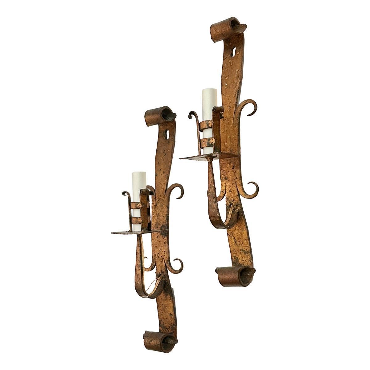Paire d'appliques espagnoles en fer à une seule lumière datant des années 1920.

Mesures :
Hauteur : 16