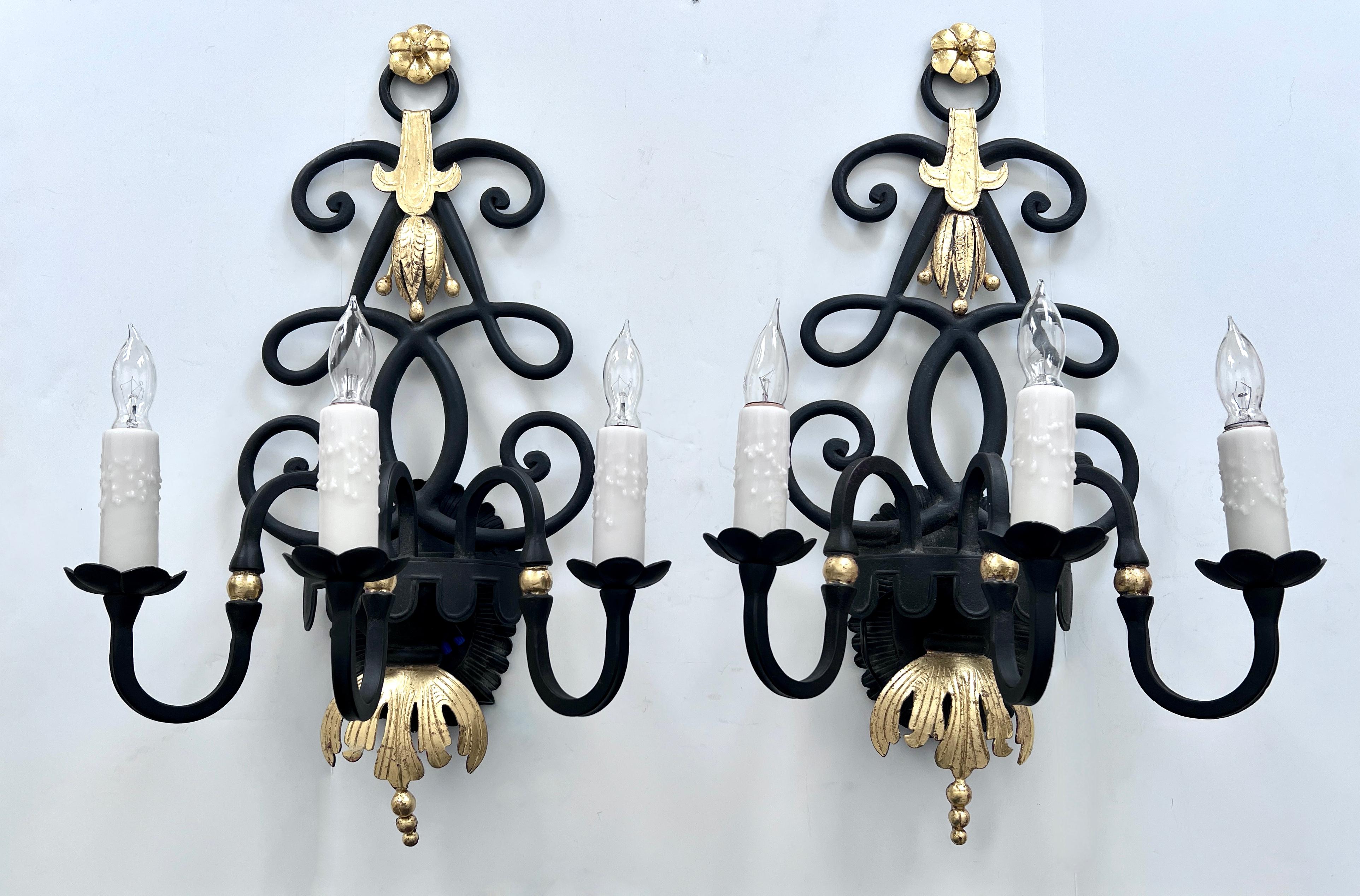 Paar schmiedeeiserne Wandleuchter mit 24 Karat Gold im Stil von Rene Drouet (Art déco) im Angebot