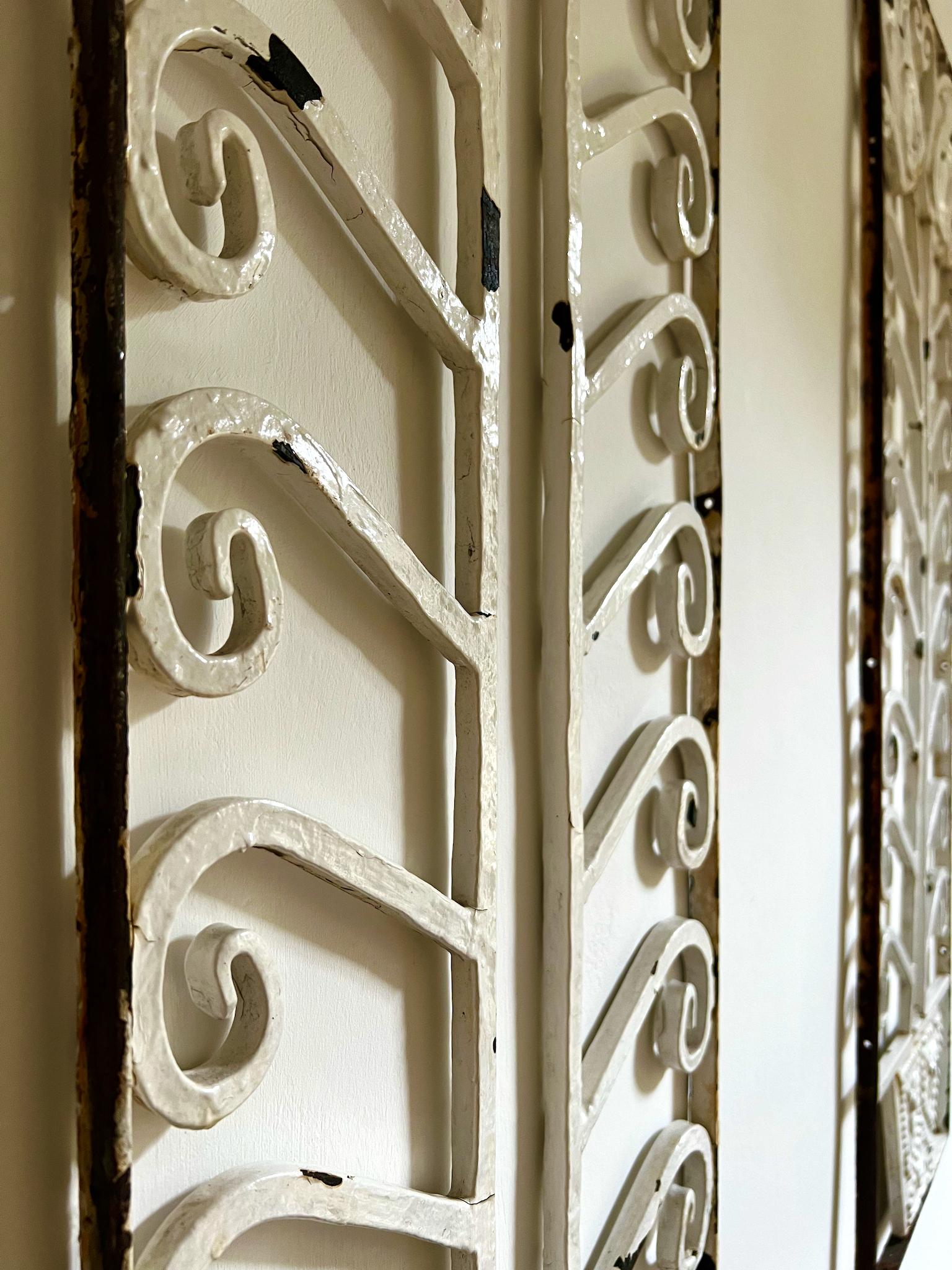 Pair of Wrought Iron Screens with Floral Patterns, early 20th Century, European For Sale 2