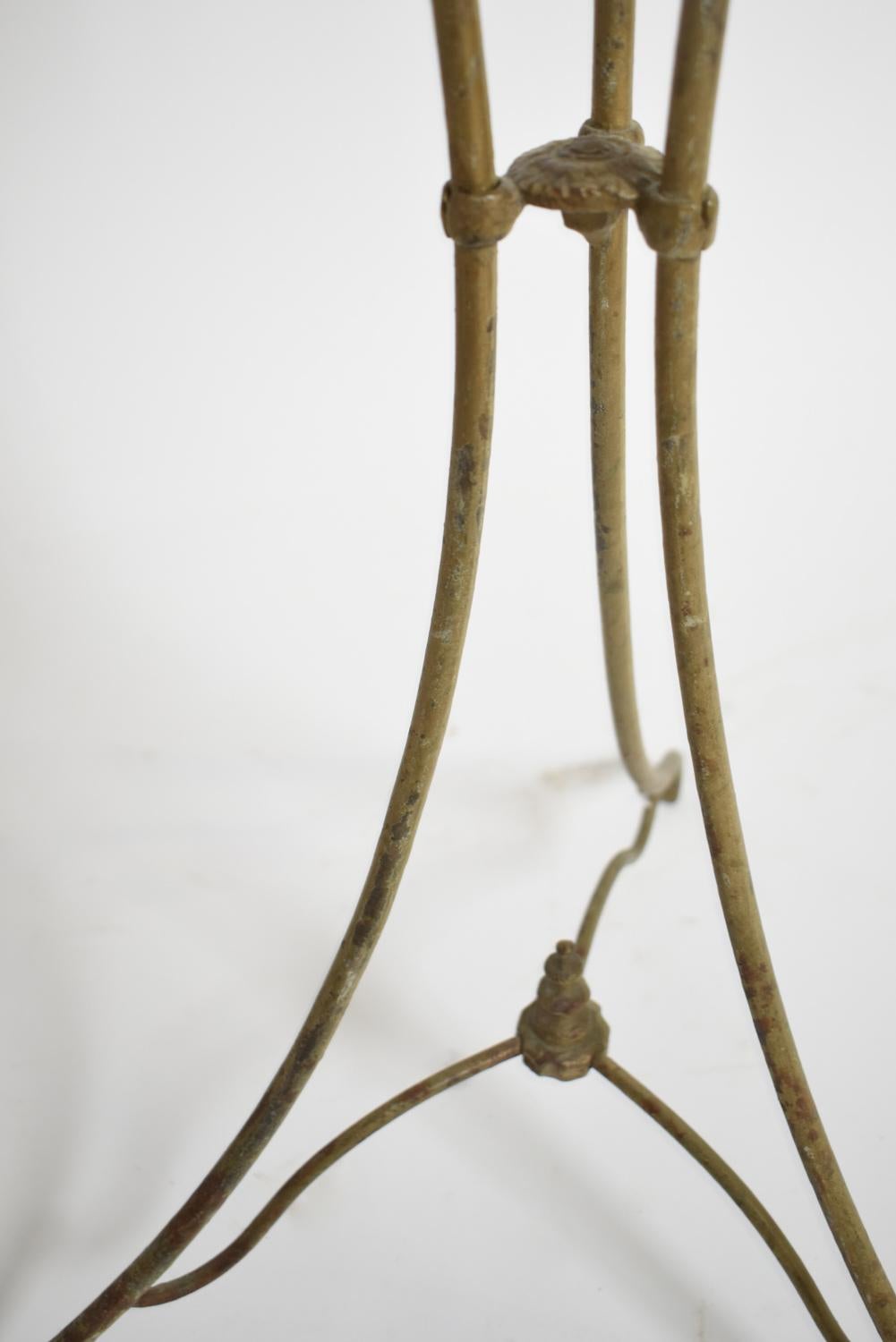 Paire de tables d'appoint en fer forgé avec plateaux en marbre. Ils reposent sur une base tripode reliée par une barre transversale formant une toupie. France, années 1940.