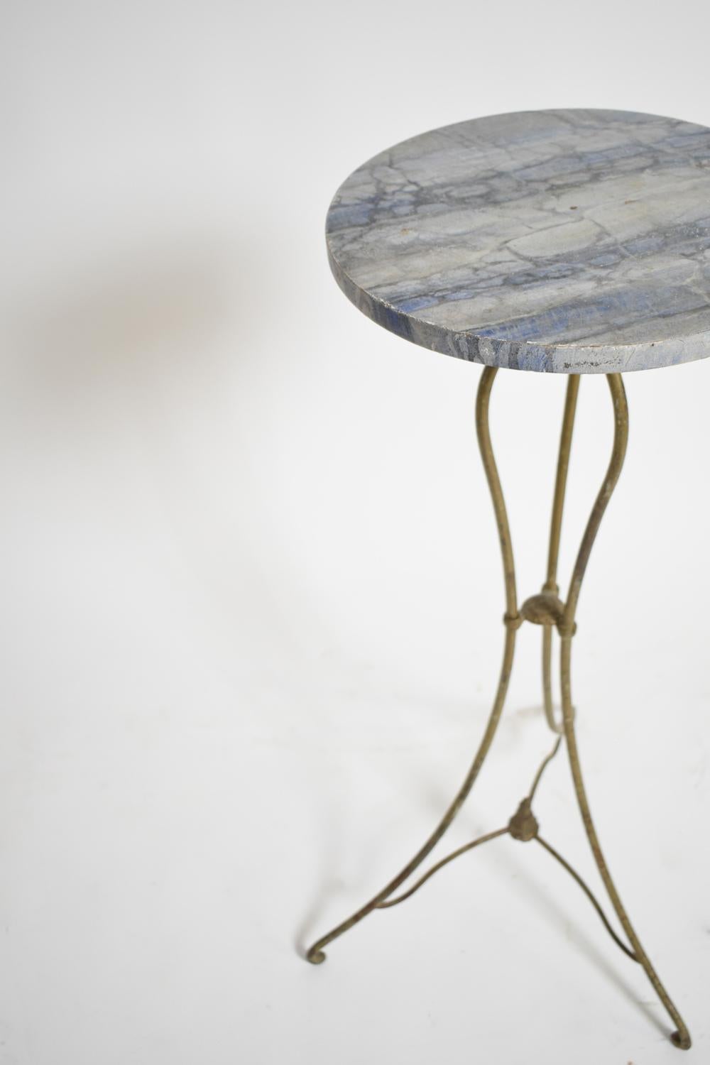 Français Paire de piédestaux de table d'appoint en fer forgé, années 1940. en vente
