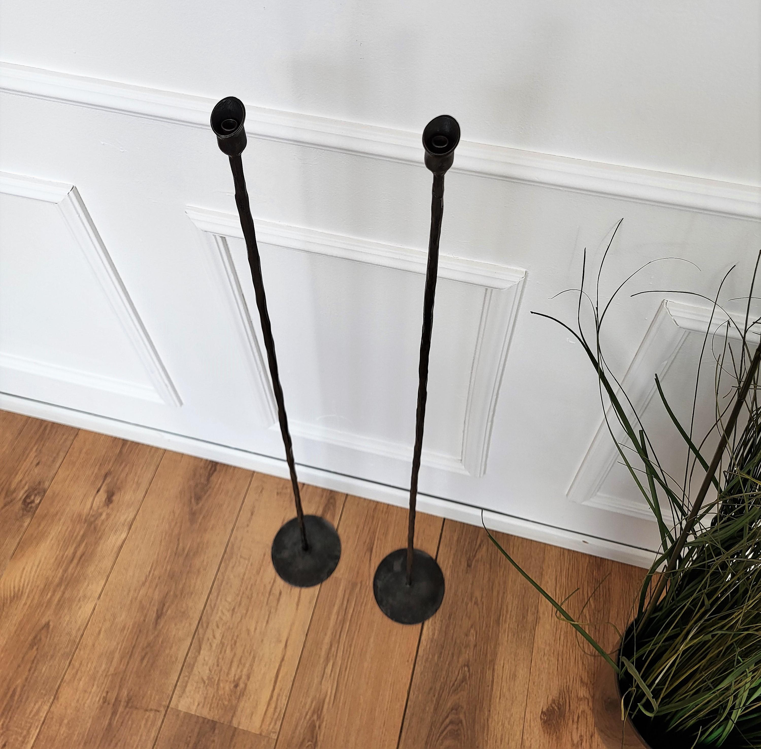 Pair of Wrought Iron Tall Floor Candle Holders in Brutalist Giacometti Style In Good Condition For Sale In Carimate, Como