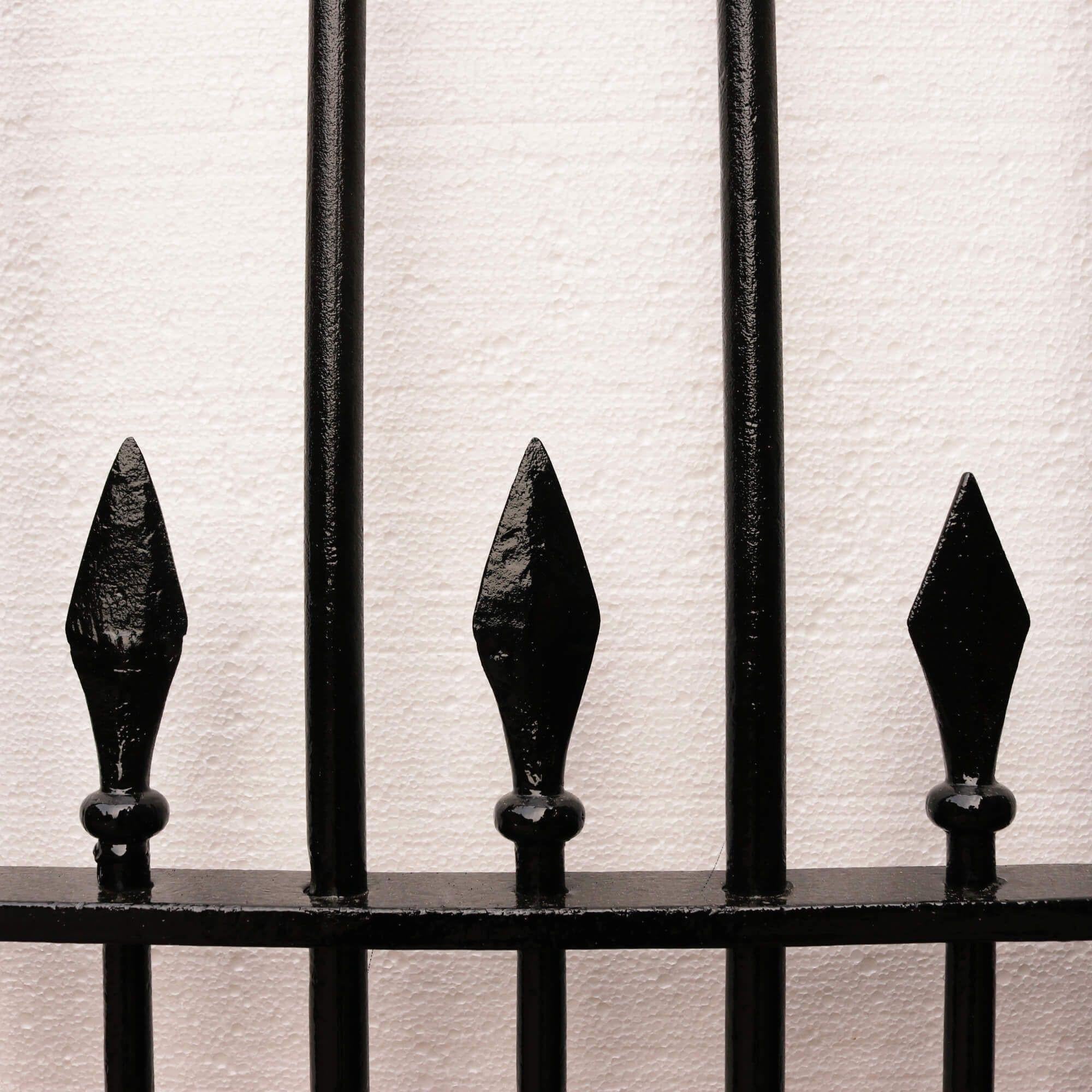 Coppia di cancelli vittoriani in ferro battuto con lance 308cm (10ft) In condizioni discrete in vendita a Wormelow, Herefordshire