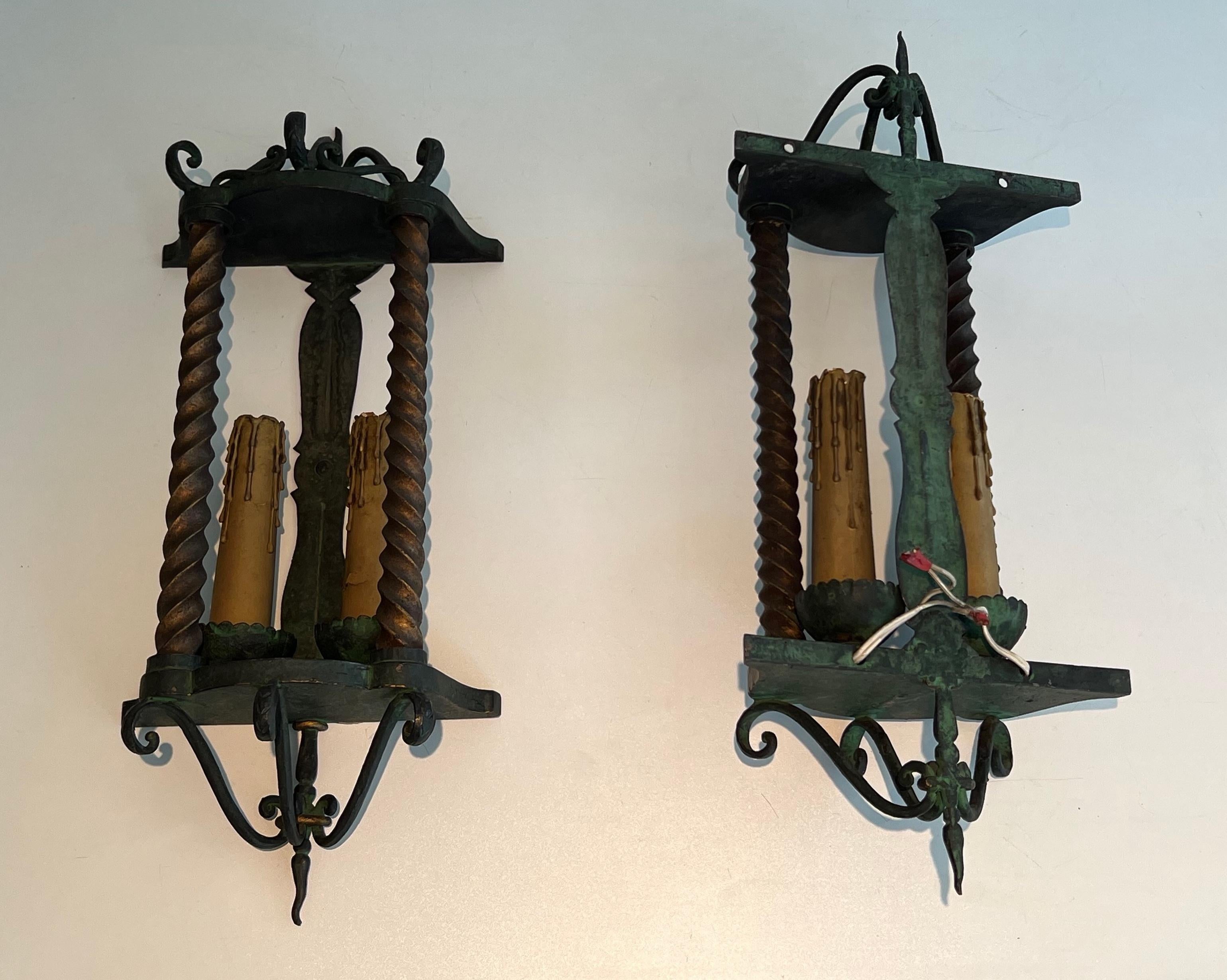 Pareja de faroles de pared de hierro forjado patinado en color verde y dorado en venta 4