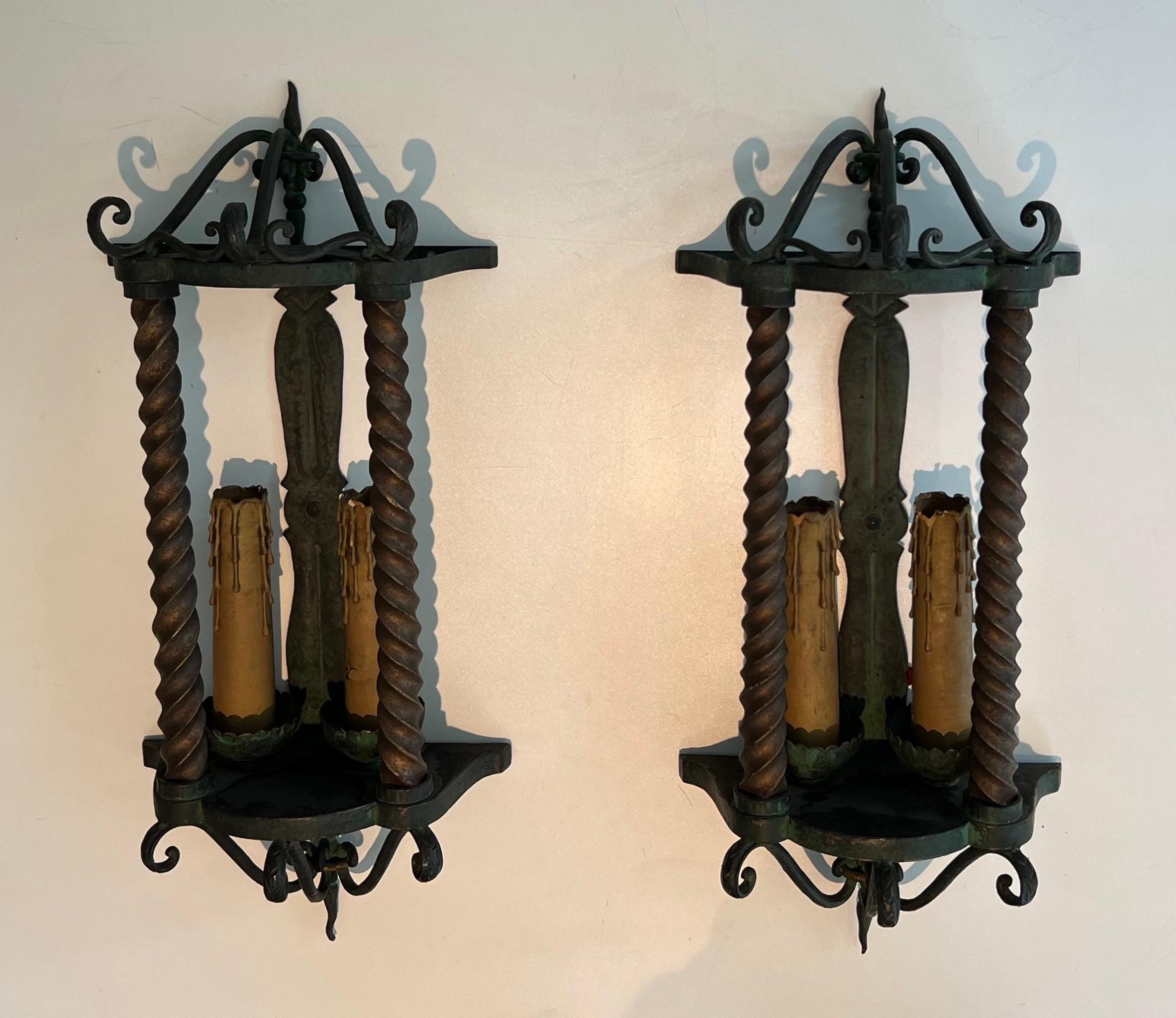 Este par de linternas de pared, muy bonitas y únicas, están hechas de hierro forjado  patinado en color verde y dorado. Se trata de una obra francesa. Alrededor de 1940